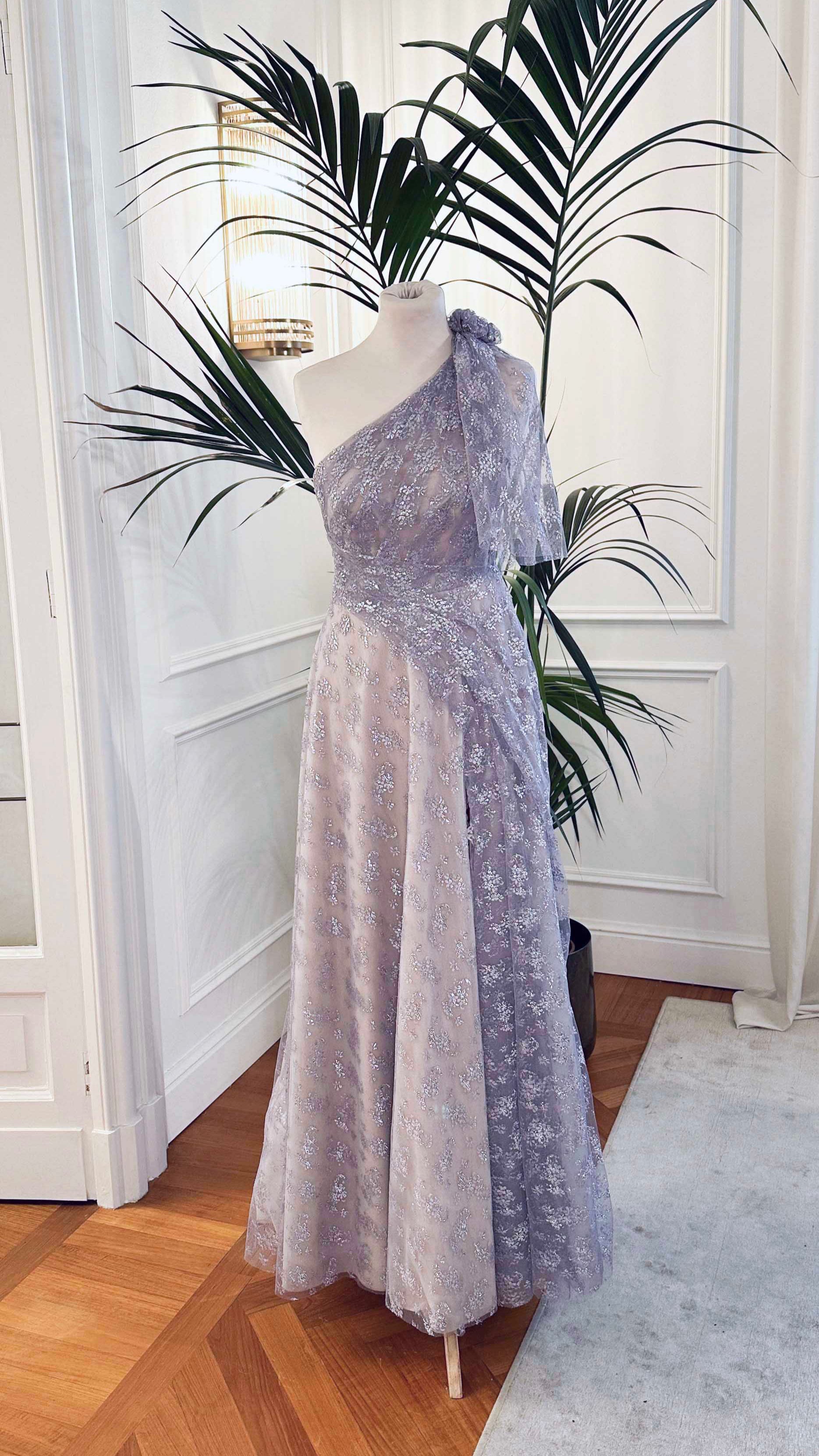 Abito da cerimonia asimmetrico in pizzo laminato glicine con drappeggio laterale e scollo profondo sulla schiena – modello Iris Sofia Provera