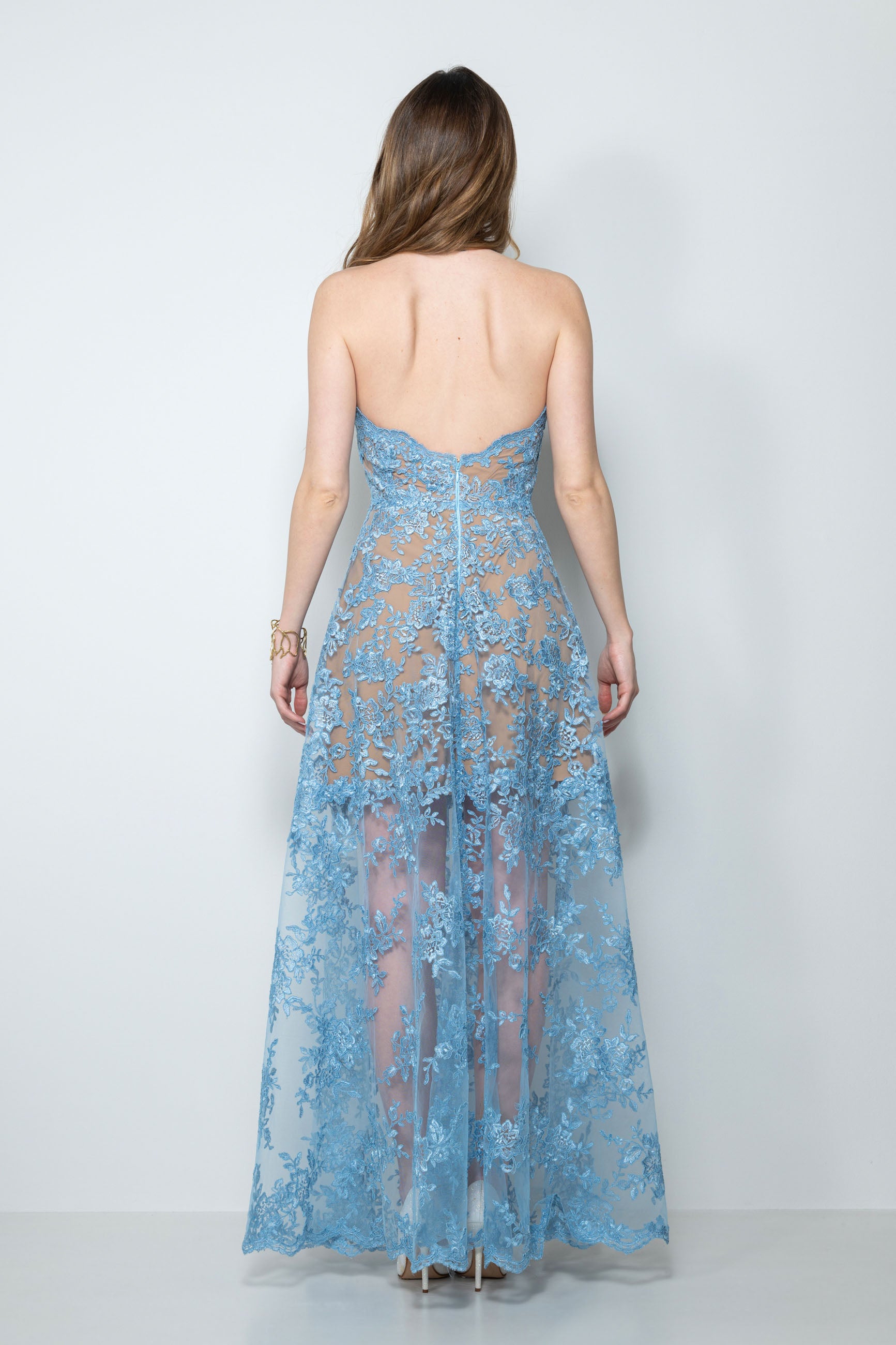 Modella con abito cerimonia in pizzo azzurro "Dea" firmato Sofia Provera