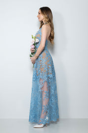 Modella con abito cerimonia in pizzo azzurro "Dea" firmato Sofia Provera
