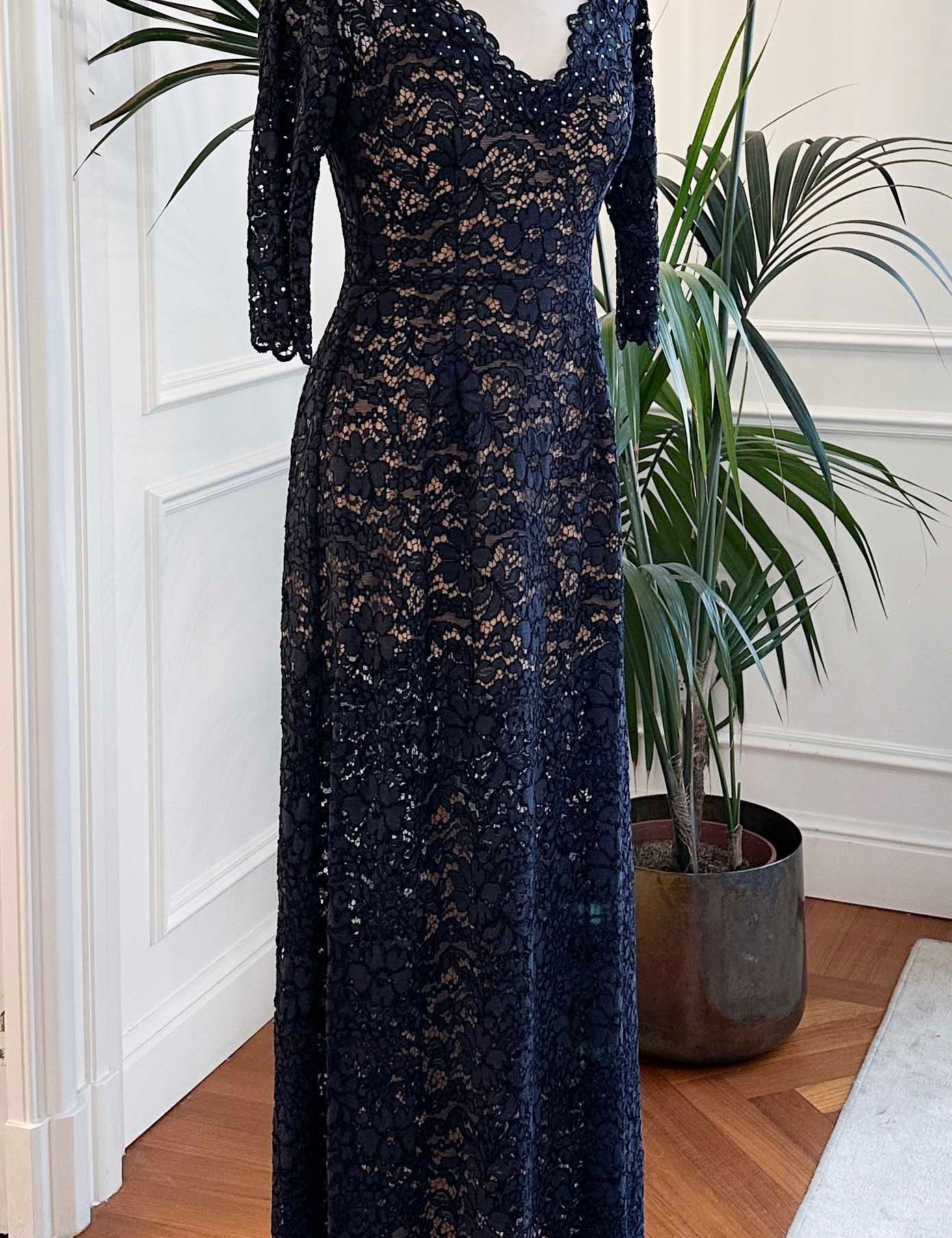 Abito mamma sposa galateo in pizzo blu con Swarovski e maniche trasparenti