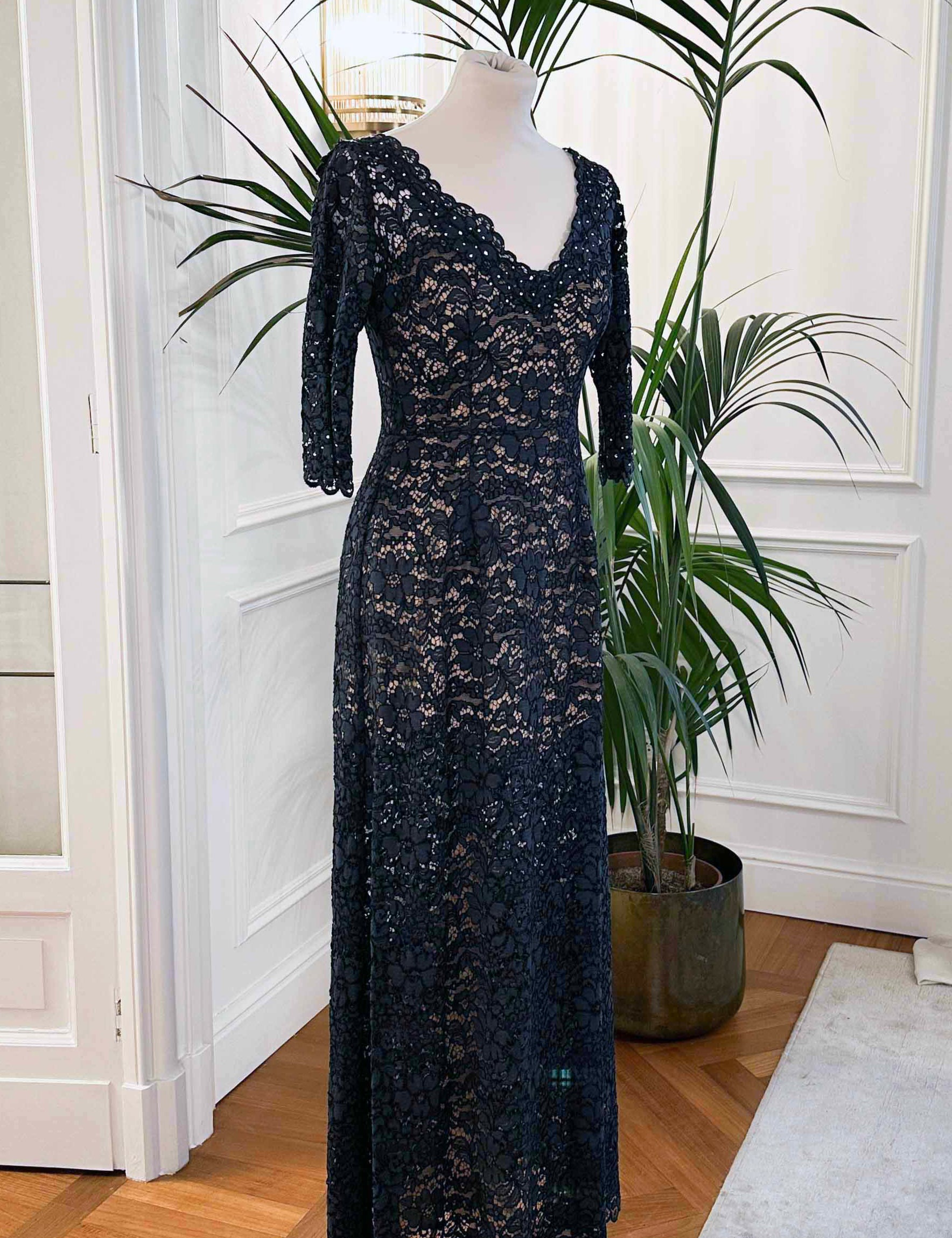 Abito mamma sposa galateo in pizzo blu con Swarovski e maniche trasparenti