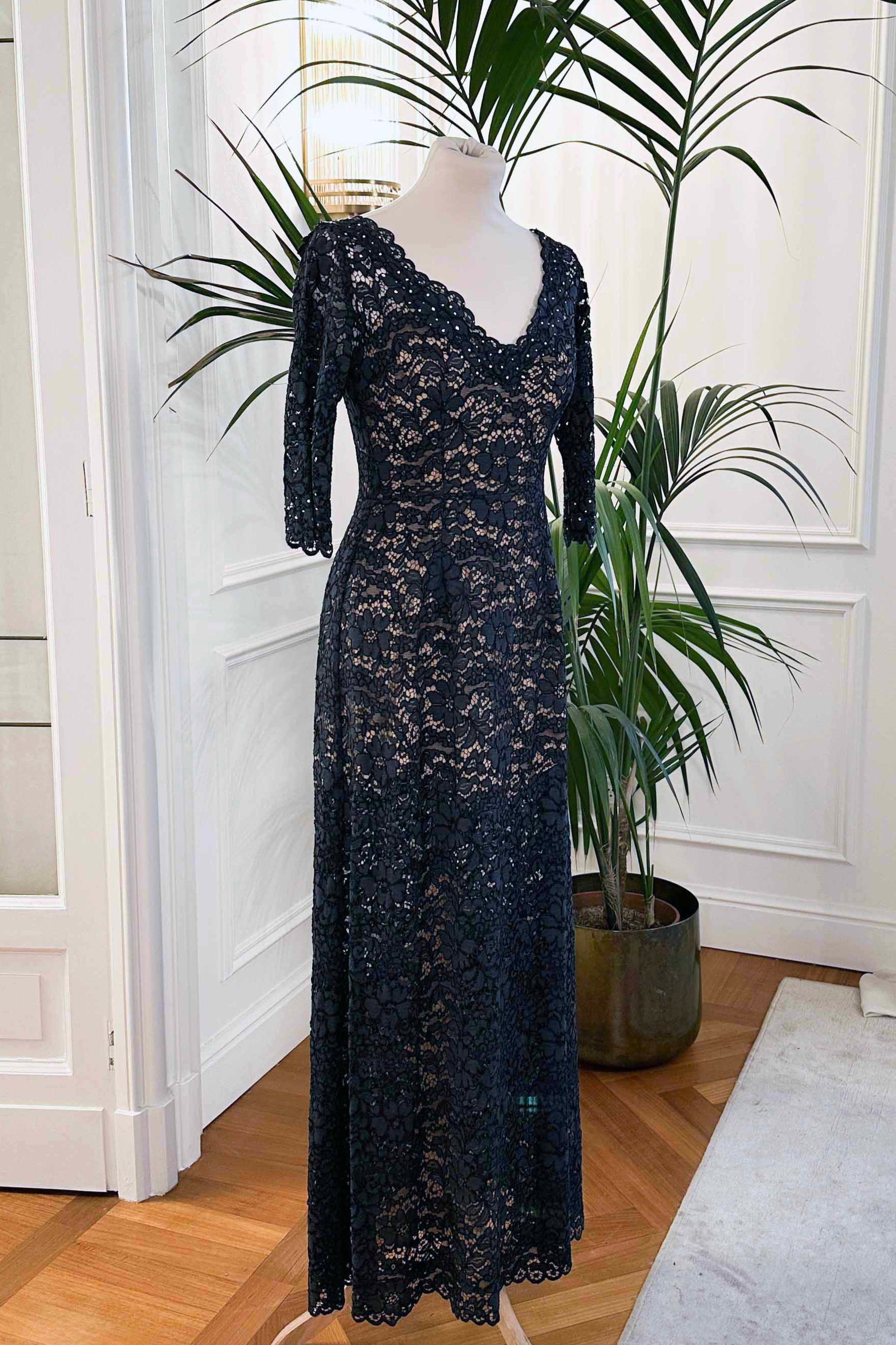 Abito mamma sposa galateo in pizzo blu con Swarovski e maniche trasparenti