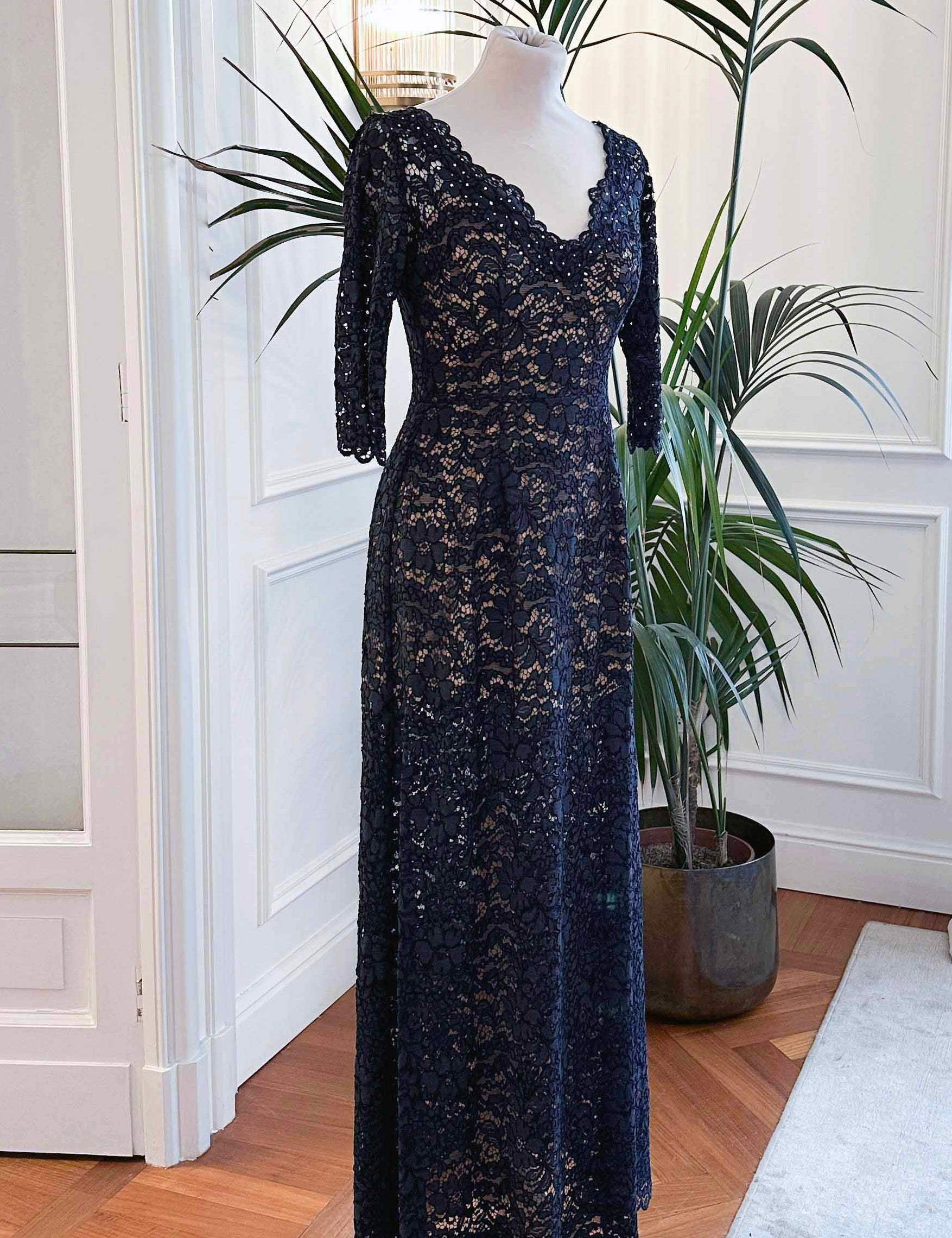 Abito mamma sposa galateo in pizzo blu con Swarovski e maniche trasparenti