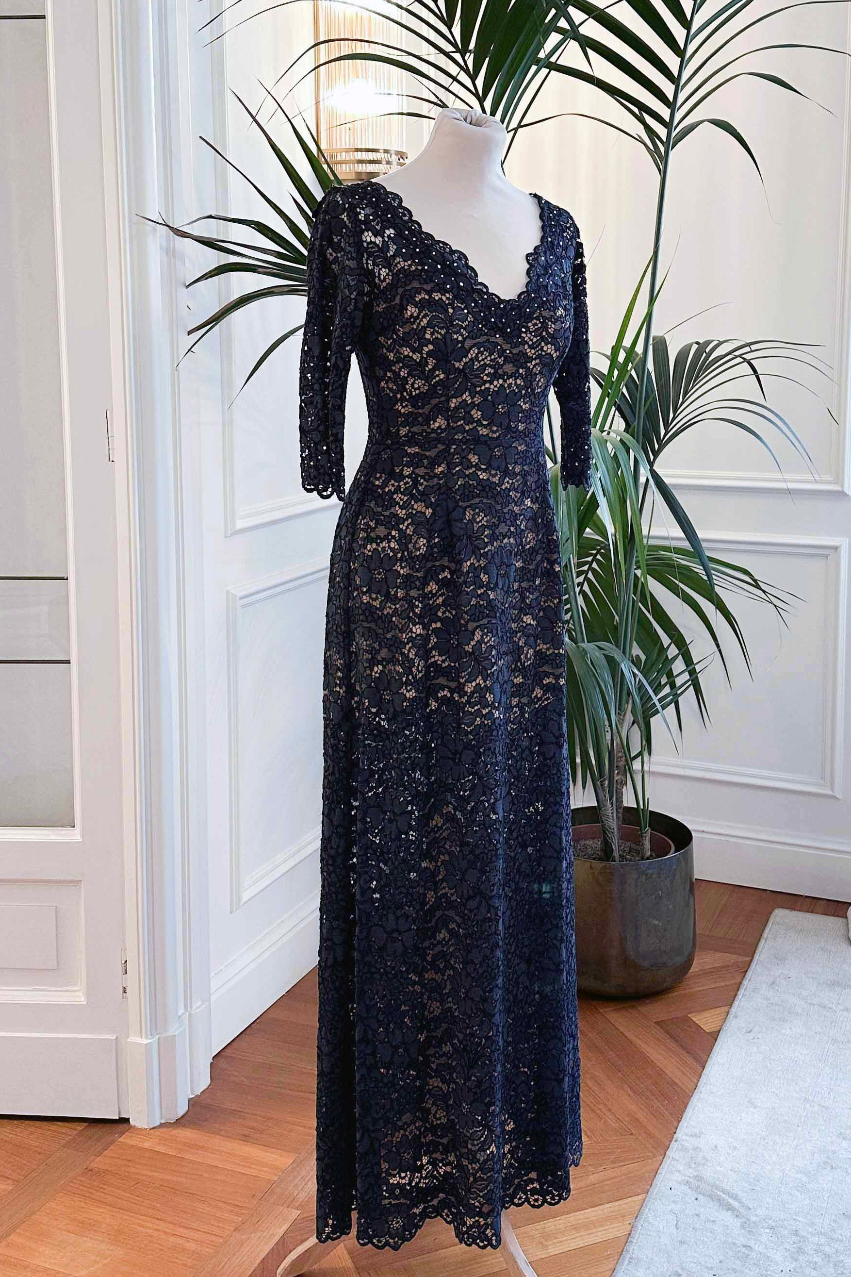 Abito mamma sposa galateo in pizzo blu con Swarovski e maniche trasparenti