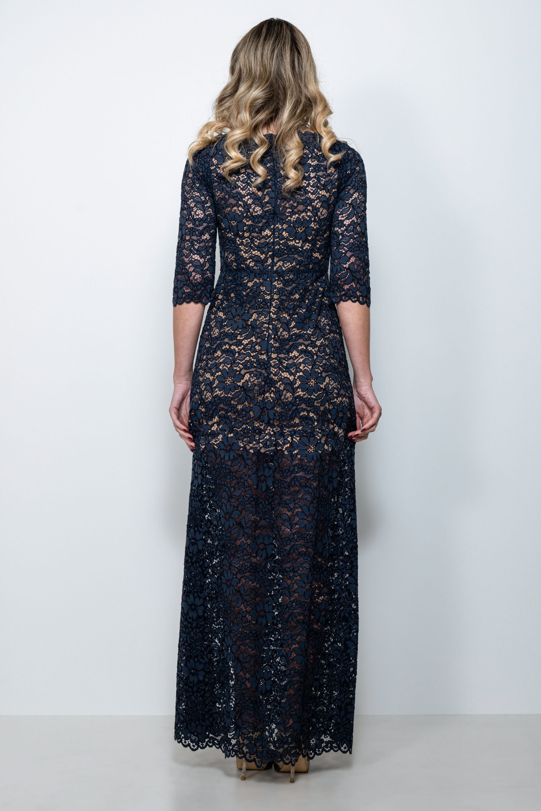 Abito cerimonia in pizzo blu "Diana" con scollo a barchetta e maniche staccabili, disponibile a noleggio.