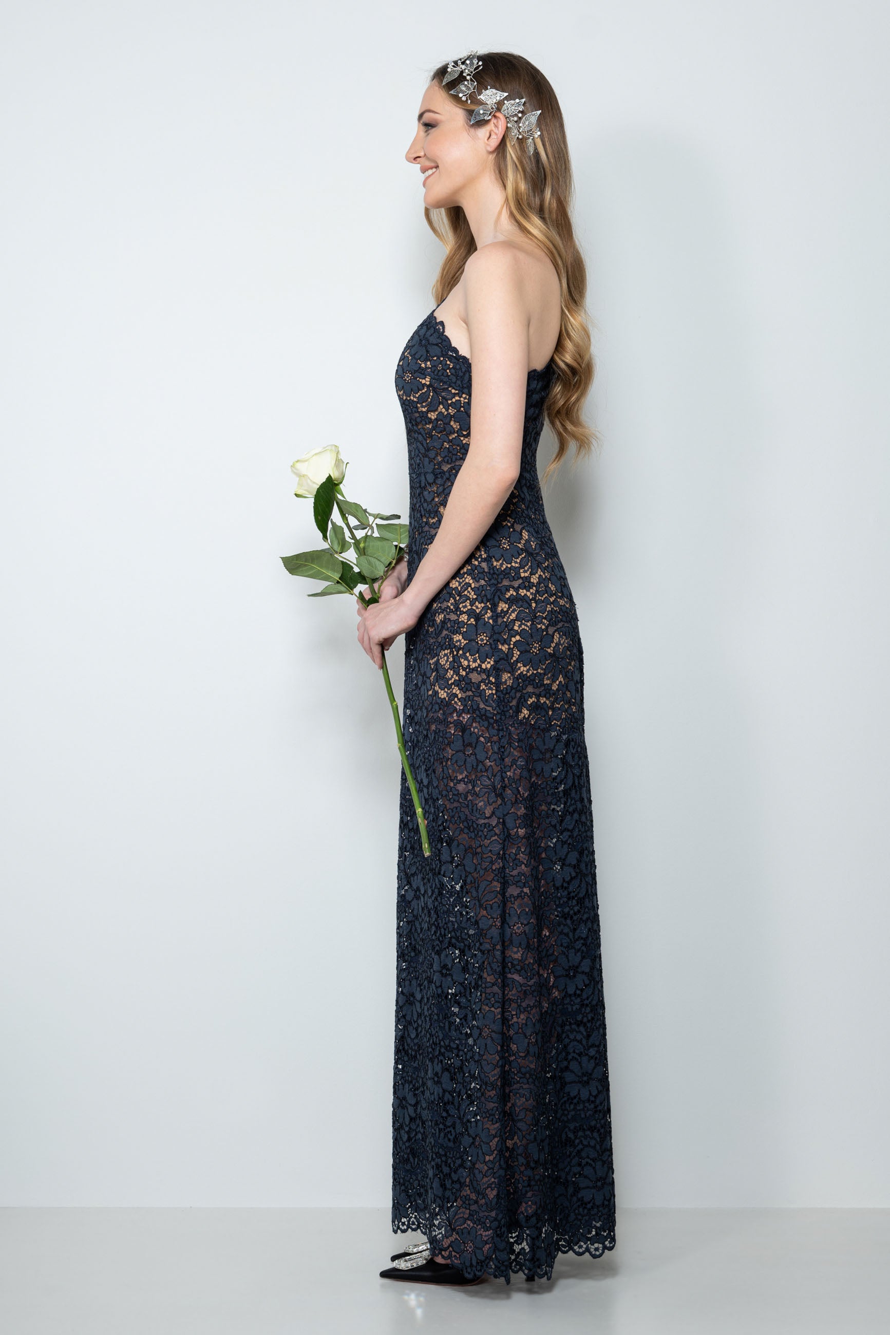 Abito cerimonia lungo in pizzo rebrodè petrolio con scollo asimmetrico e maniche trasparenti – Sofia Provera Atelier