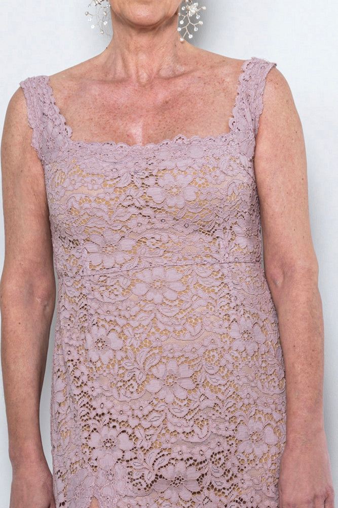 abito mamma sposa galateo in pizzo rosa antico con scollo quadrato e maniche removibili – Sofia Provera Atelier