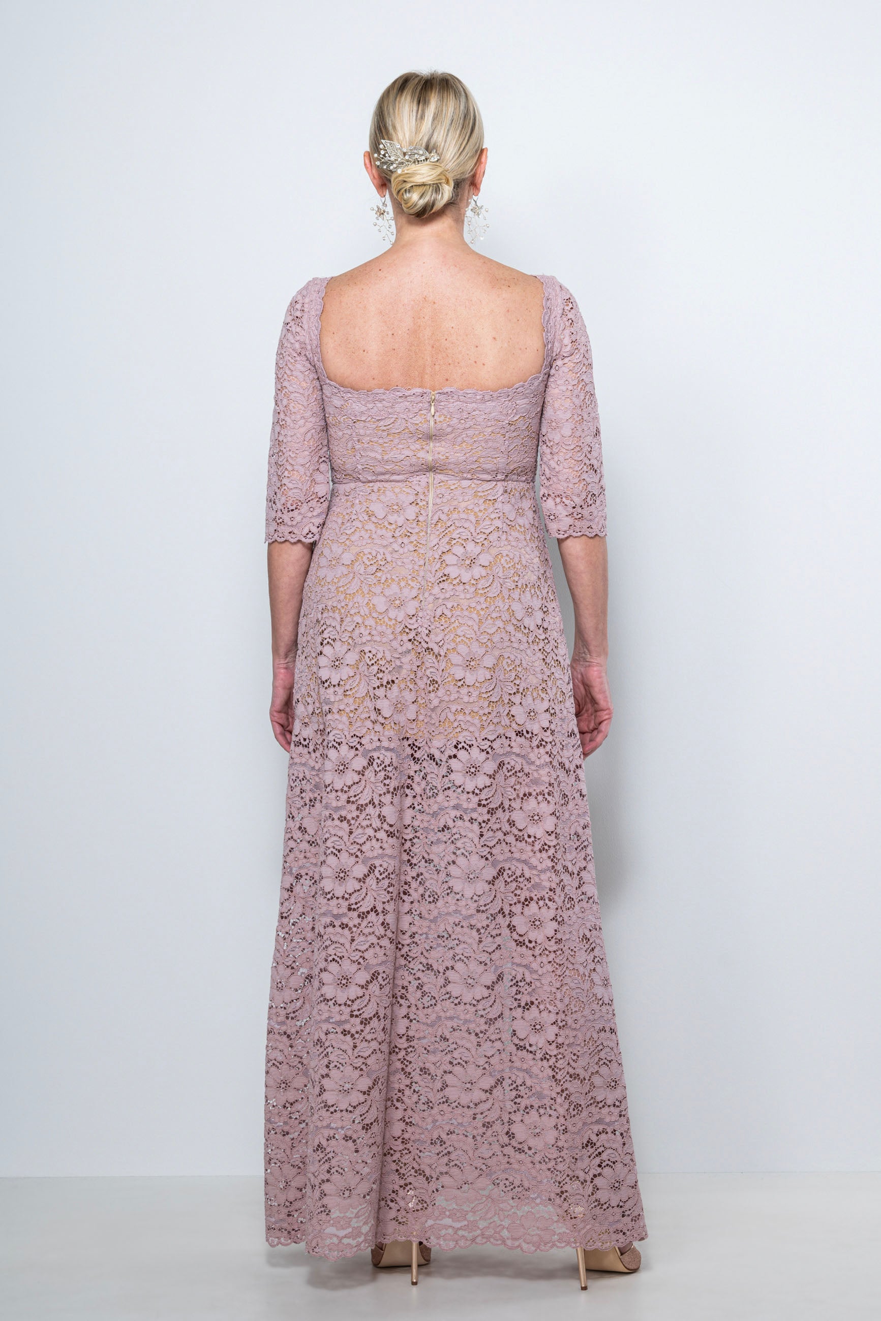 abito mamma sposa galateo in pizzo rosa antico con scollo quadrato e maniche removibili – Sofia Provera Atelier