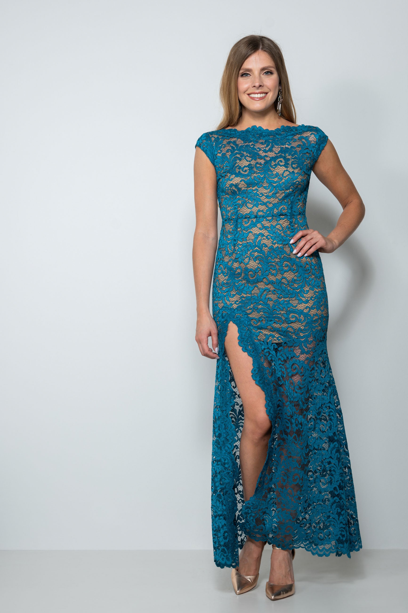 Abito da cerimonia lungo in pizzo petrolio con scollo smerlato e spacco – Sofia Provera Atelier