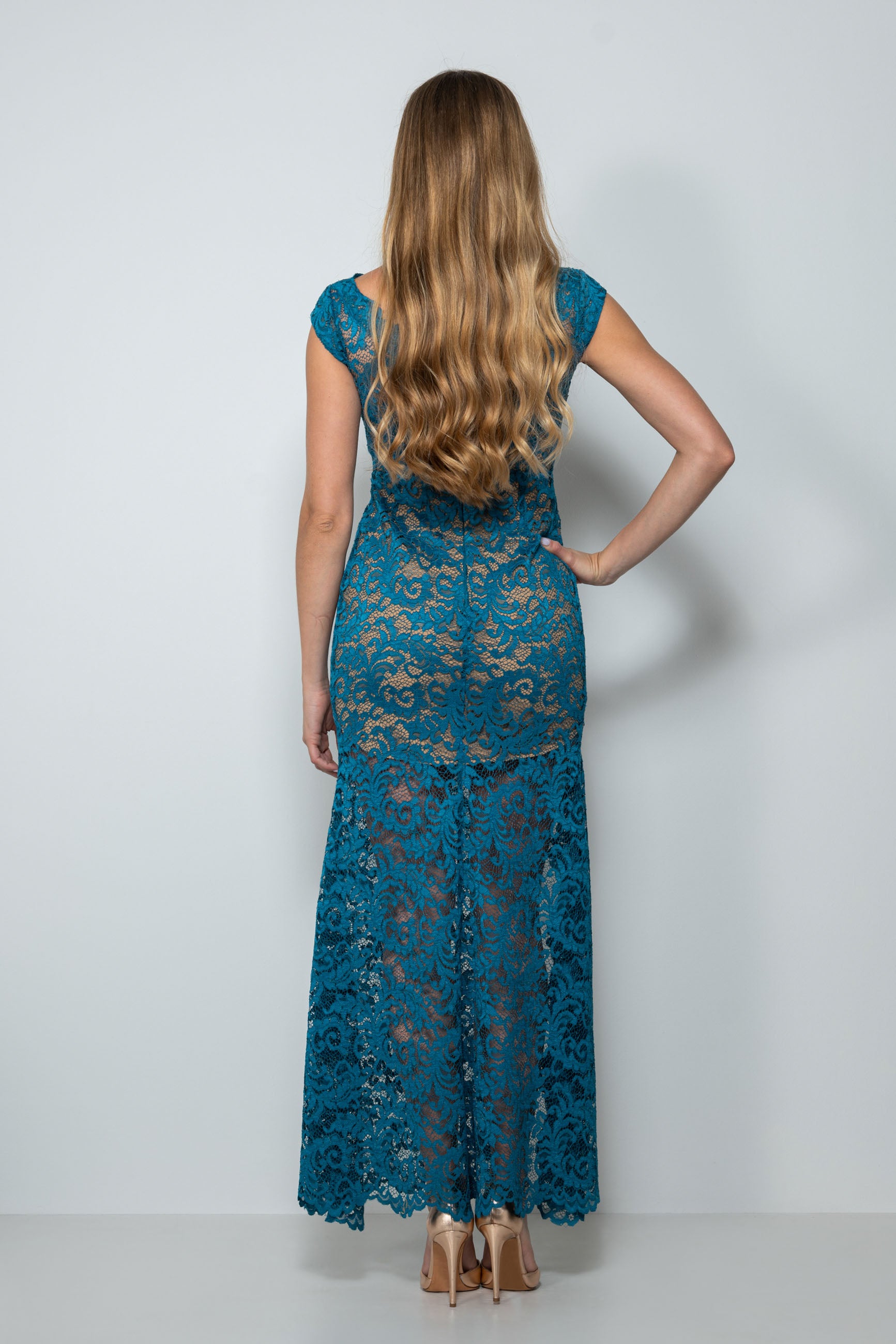 Abito da cerimonia lungo in pizzo petrolio con scollo smerlato e spacco – Sofia Provera Atelier