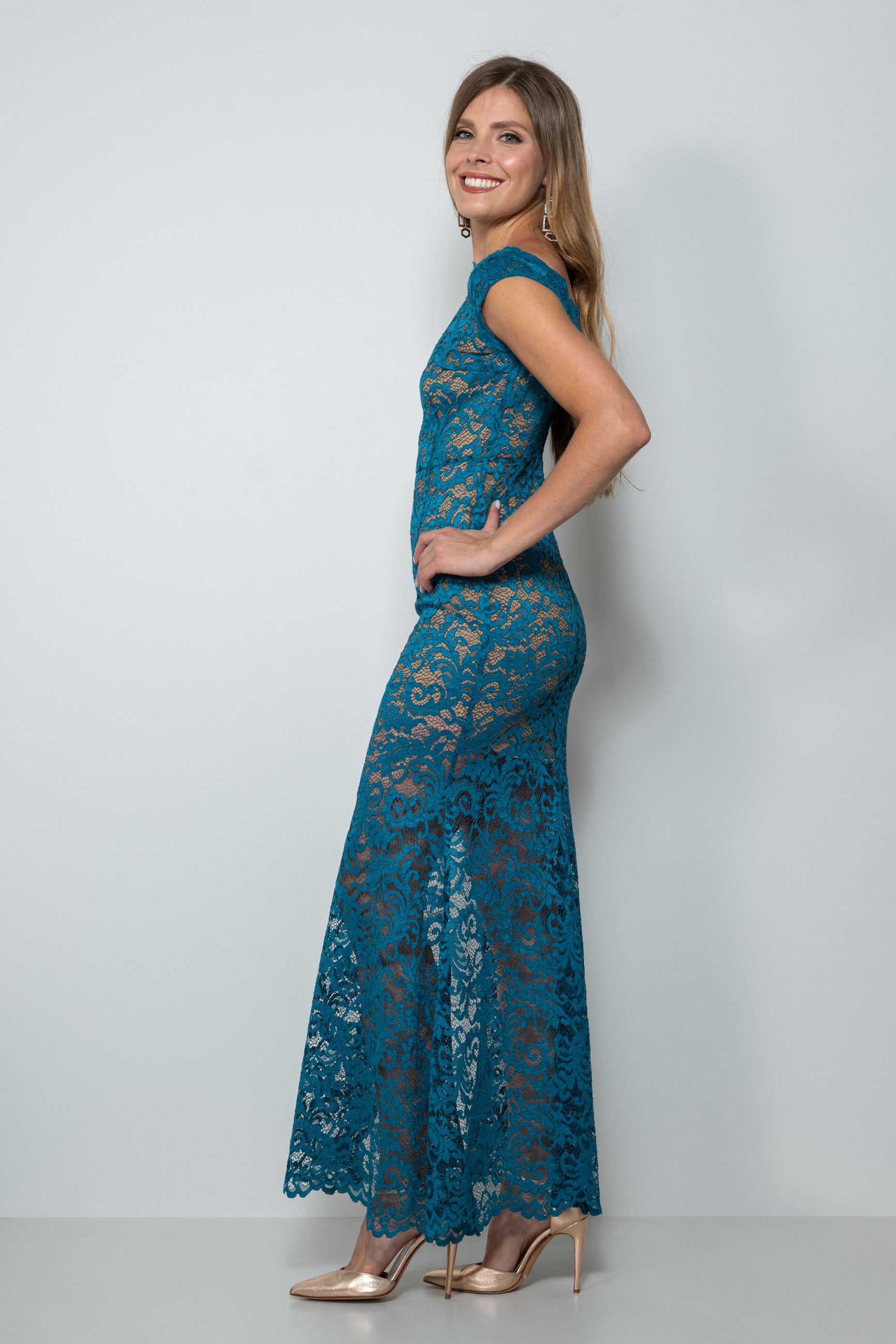 Abito da cerimonia lungo in pizzo petrolio con scollo smerlato e spacco – Sofia Provera Atelier