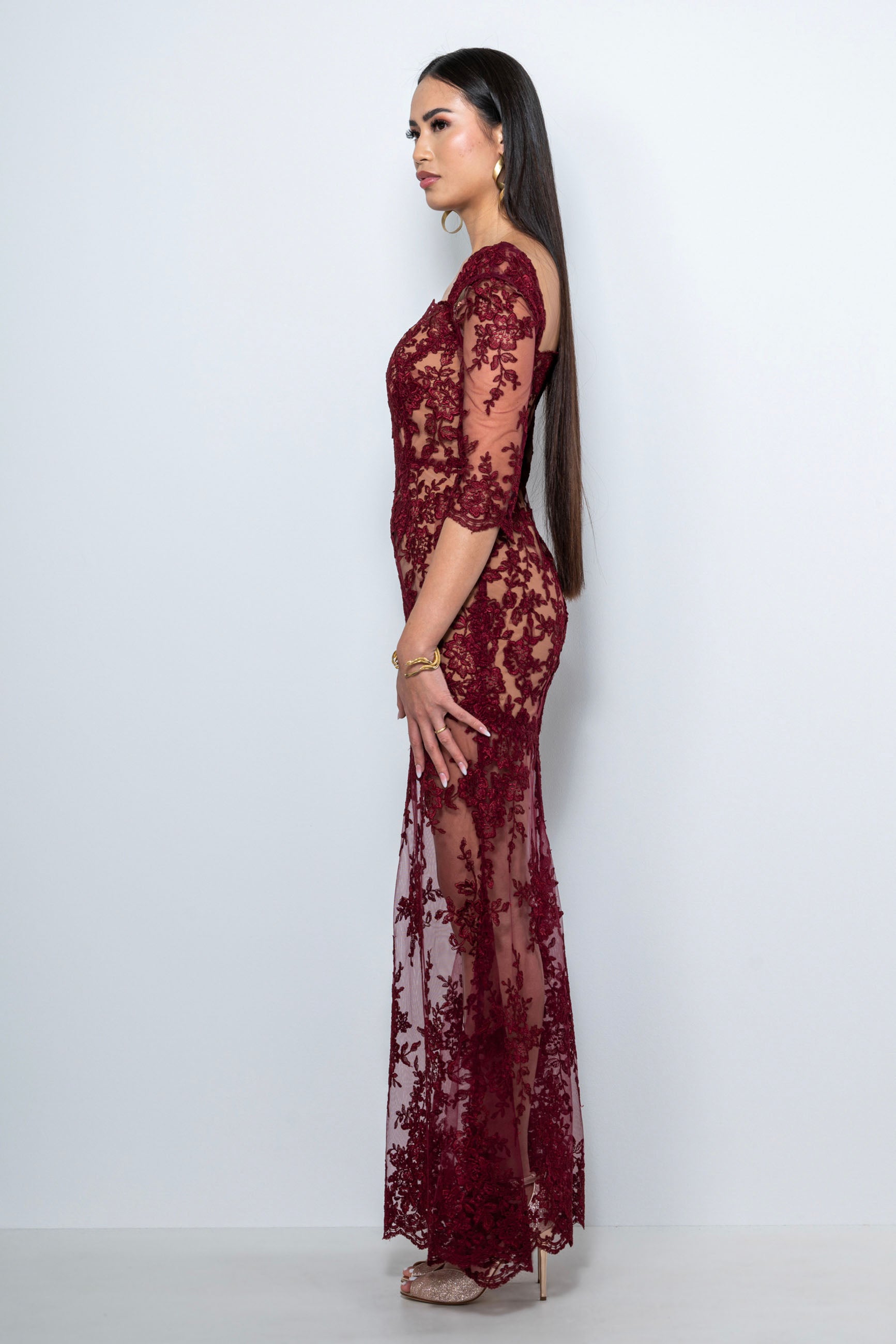 Modella con abito cerimonia in pizzo a sirena "Delia" firmato Sofia Provera