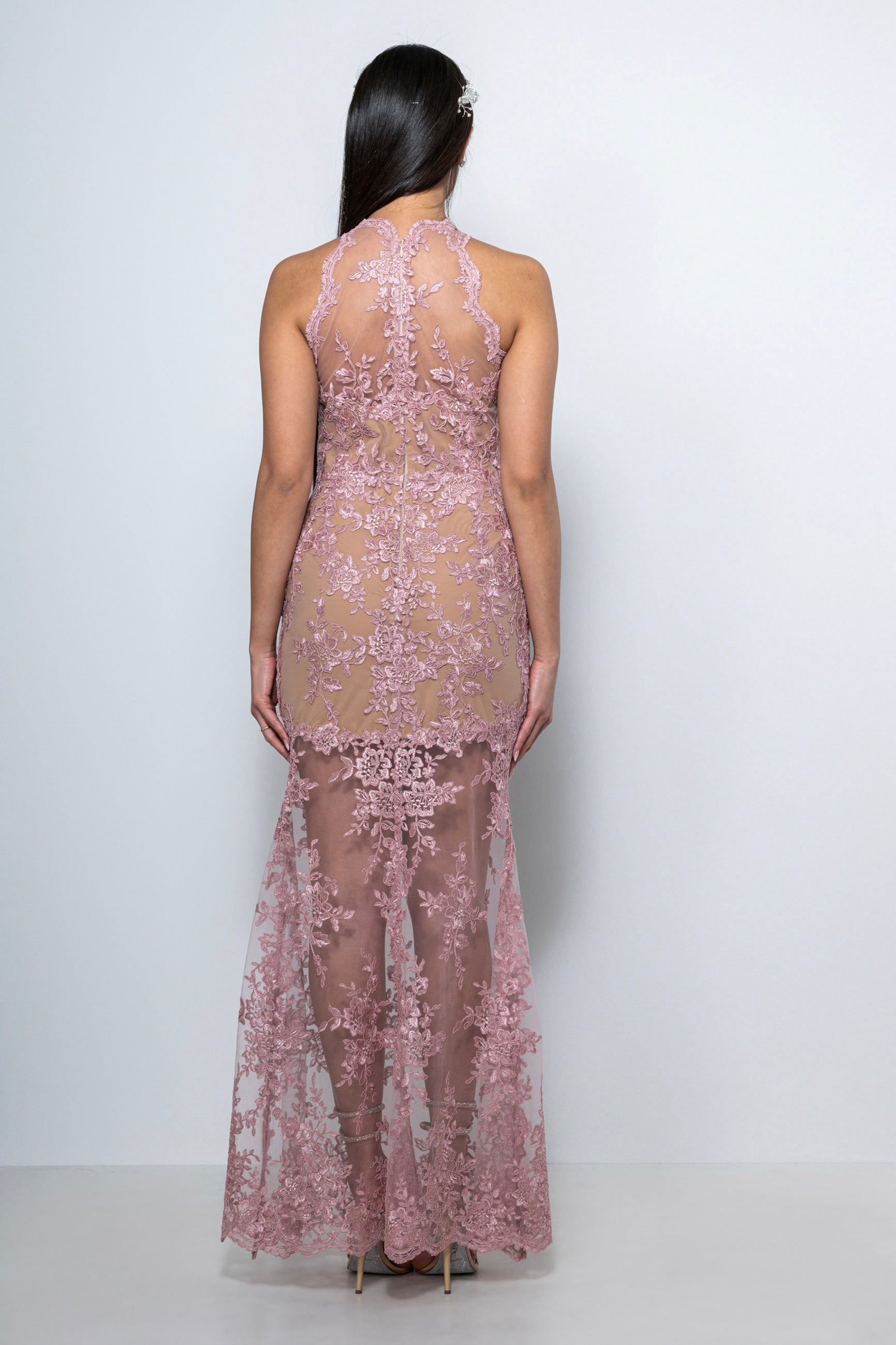 Abito cerimonia lungo in pizzo rosa antico “Zoe” con scollo all’americana – Sofia Provera Atelier