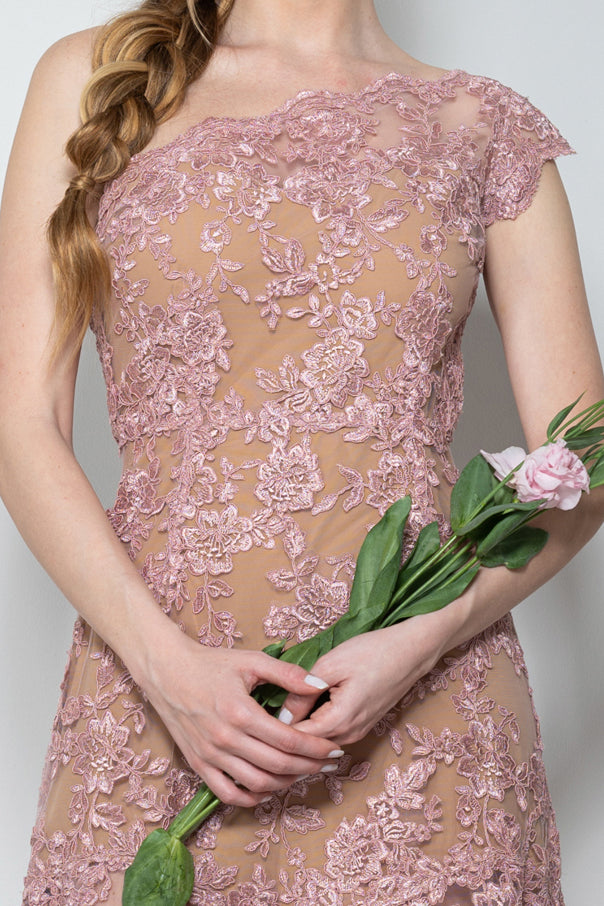 Abito cerimonia in pizzo rebrodè rosa antico “Charlotte” indossato da modella, con dettaglio dello scollo asimmetrico e ricami.