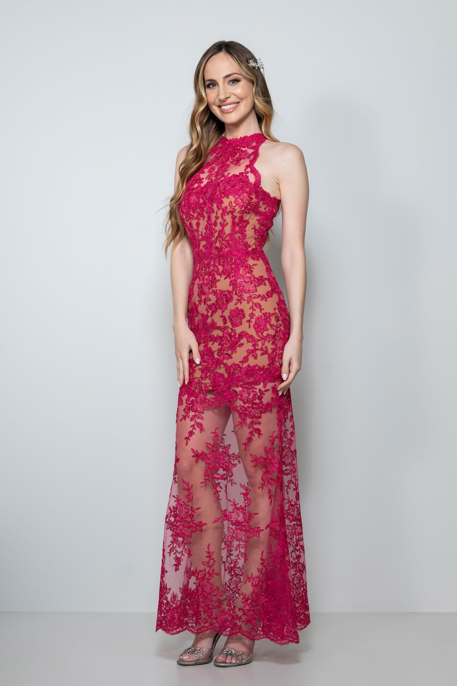 Modella con abito sirena in pizzo rebrodè cremisi, scollo all'americana Vestito 18esimo sirena pizzo rebrodè con fiocco sulla schiena Dettaglio pizzo rebrodè effetto vedo-non-vedo vestito 18esimo a noleggio Abito 18esimo sirena in pizzo rebrodè cremisi con scollo all'americana