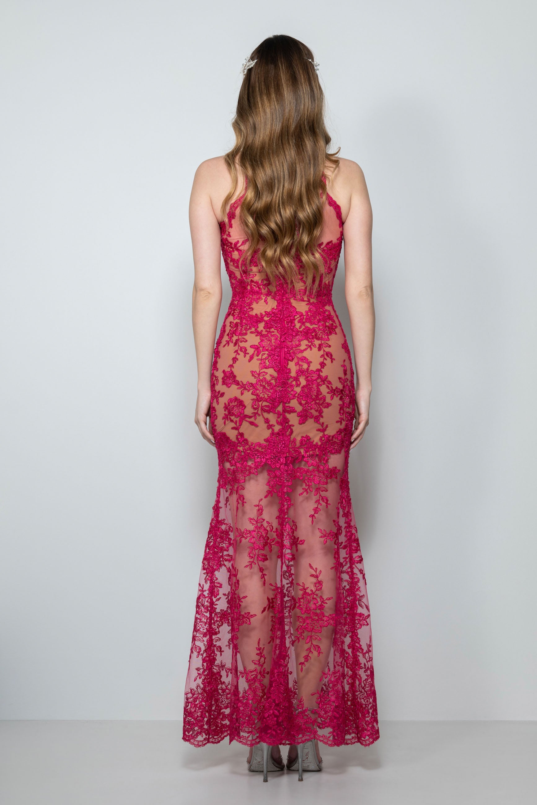 Modella con abito sirena in pizzo rebrodè cremisi, scollo all'americana Vestito 18esimo sirena pizzo rebrodè con fiocco sulla schiena Dettaglio pizzo rebrodè effetto vedo-non-vedo vestito 18esimo a noleggio Abito 18esimo sirena in pizzo rebrodè cremisi con scollo all'americana