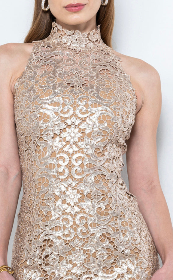 Abito lungo in pizzo platino con scollo all’americana e paillettes satinate – Sofia Provera Atelier