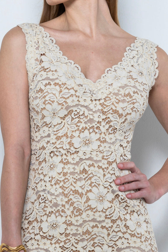 Abito da cerimonia lungo in pizzo rebrodè platino con scollo a V e spacco laterale – Sofia Provera Atelier