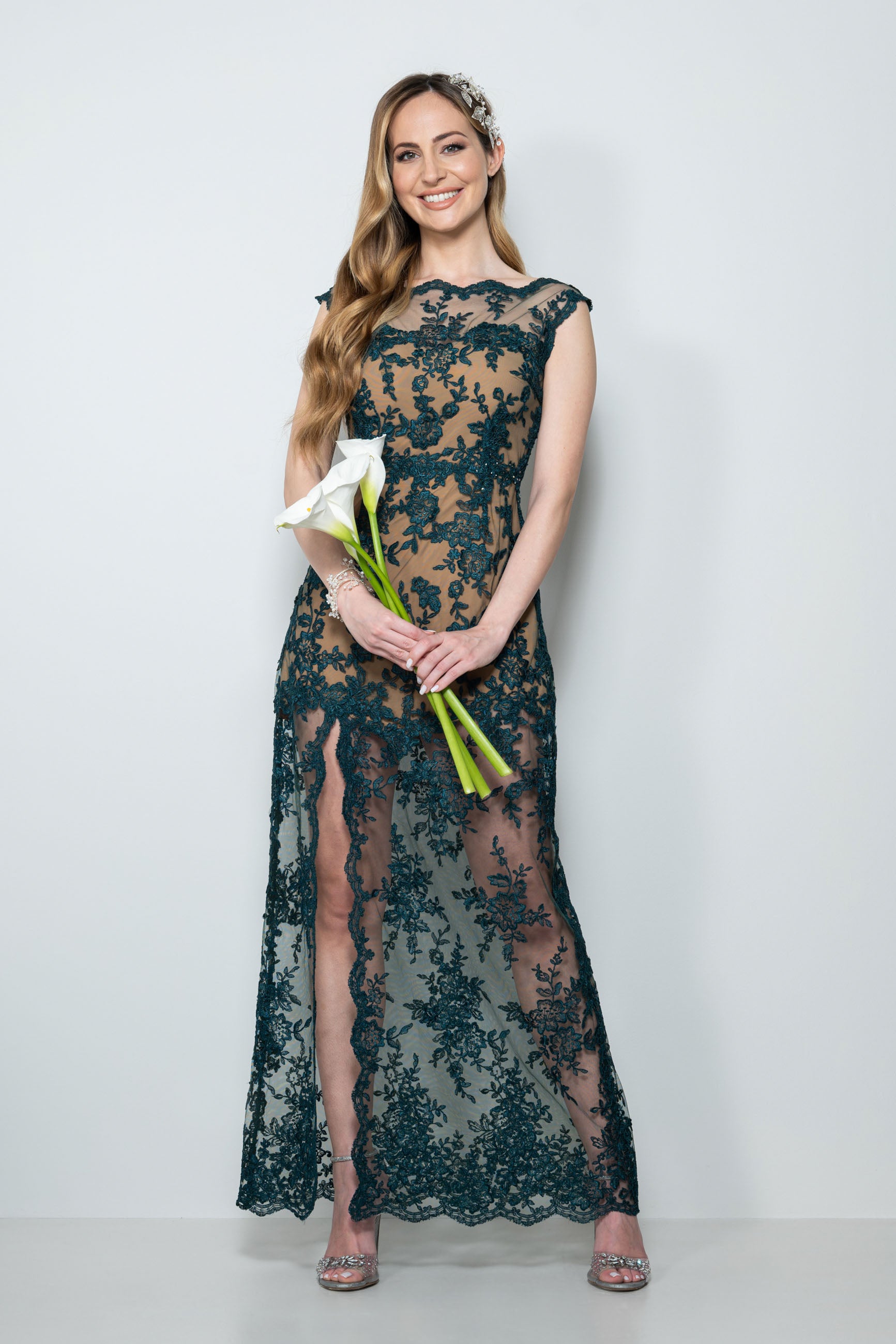 abito cerimonia lungo verde in pizzo rebrodè con Swarovski e scollo a barchetta – Sofia Provera Atelier
