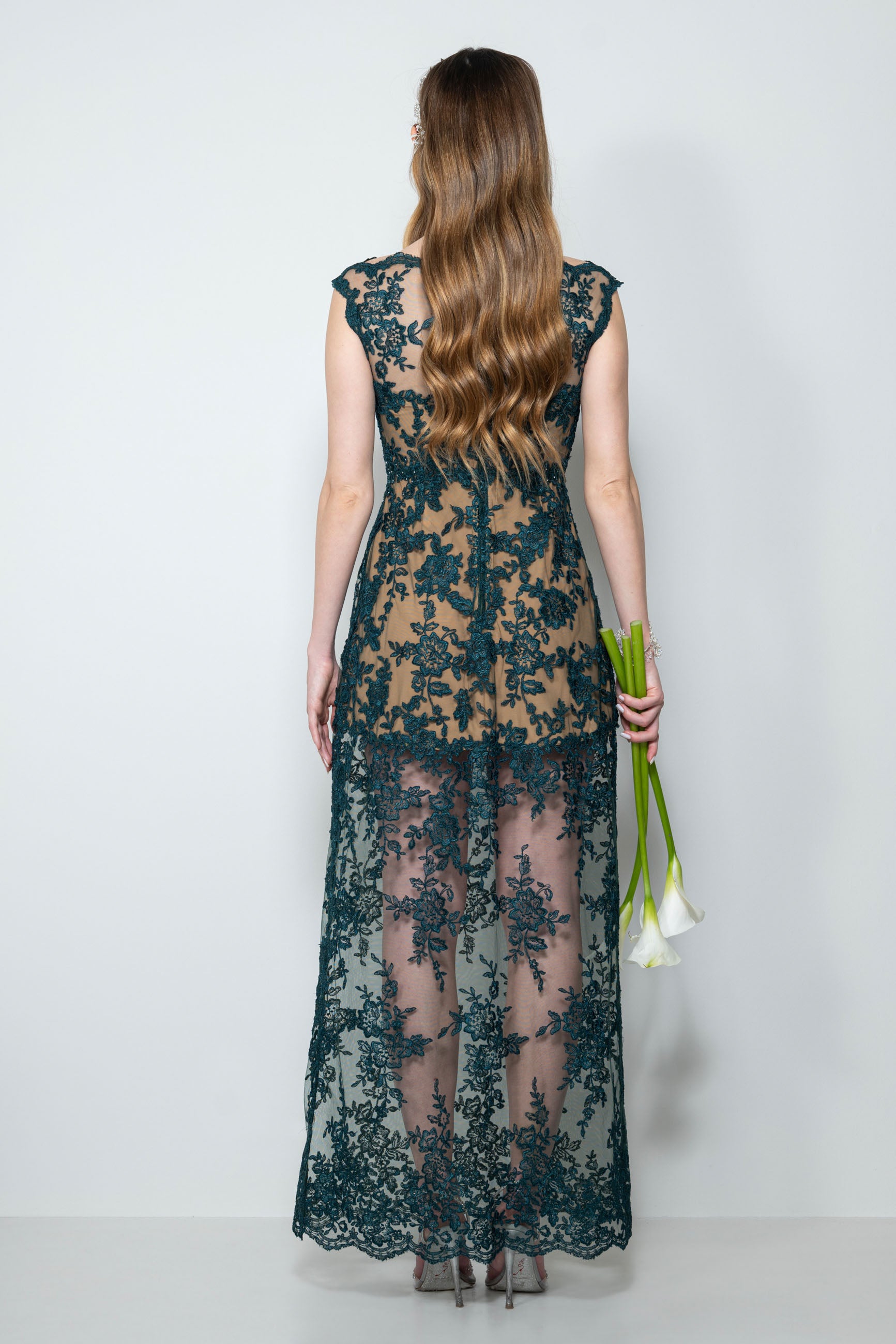 abito cerimonia lungo verde in pizzo rebrodè con Swarovski e scollo a barchetta – Sofia Provera Atelier