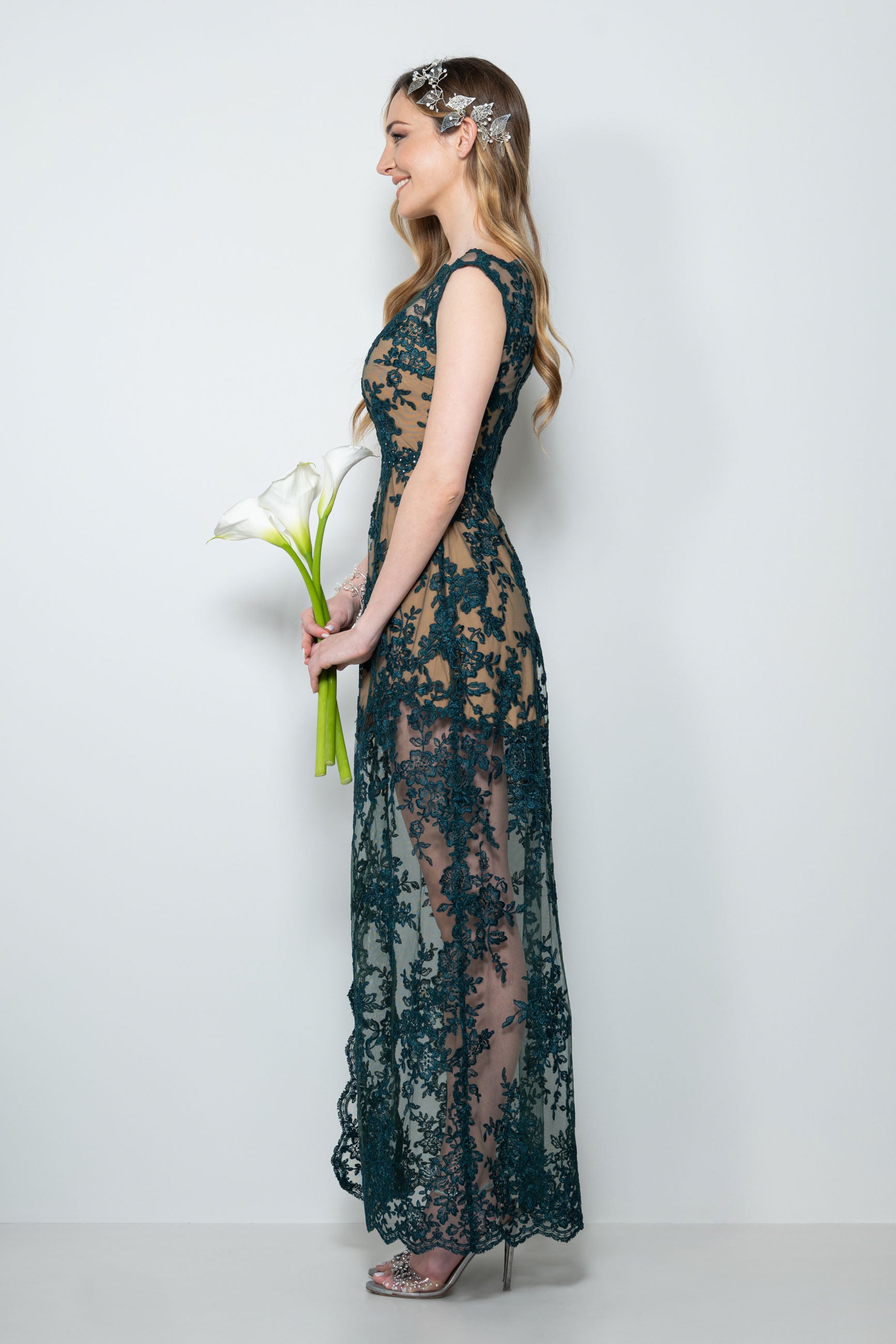 abito cerimonia lungo verde in pizzo rebrodè con Swarovski e scollo a barchetta – Sofia Provera Atelier