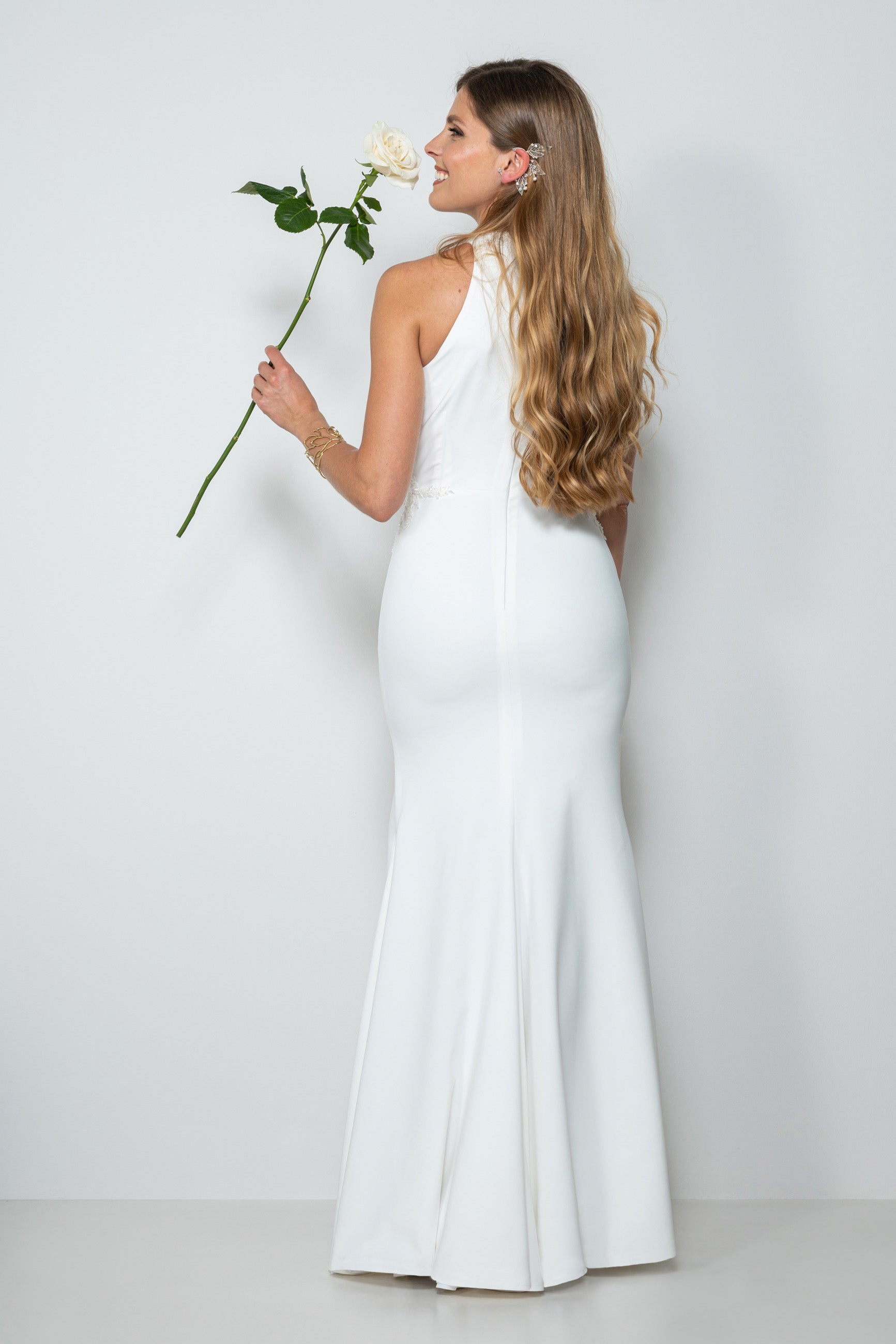 abito da sposa bianco lungo in pizzo con scollo all’americana e linea a sirena – Sofia Provera Atelier