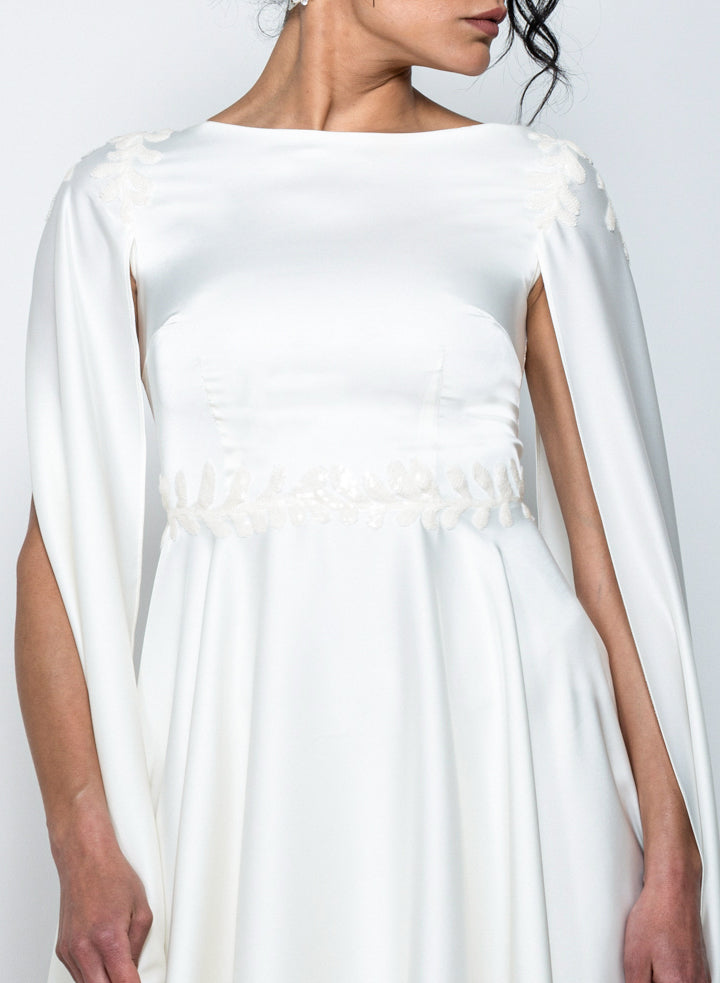 Abito da sposa corto in satin Bonnie con scollo a barchetta e maniche lunghe ad ali, ricami sulle spalle.