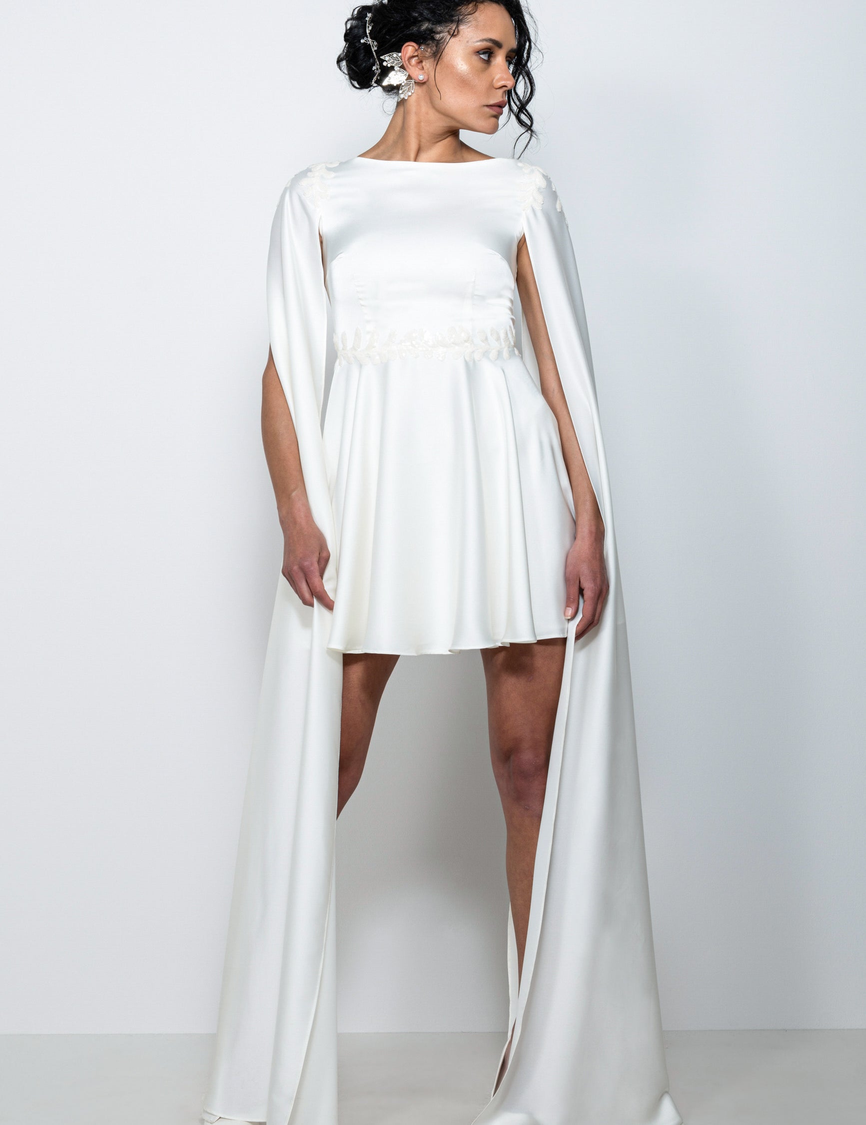 Abito da sposa corto in satin Bonnie con scollo a barchetta e maniche lunghe ad ali, ricami sulle spalle.