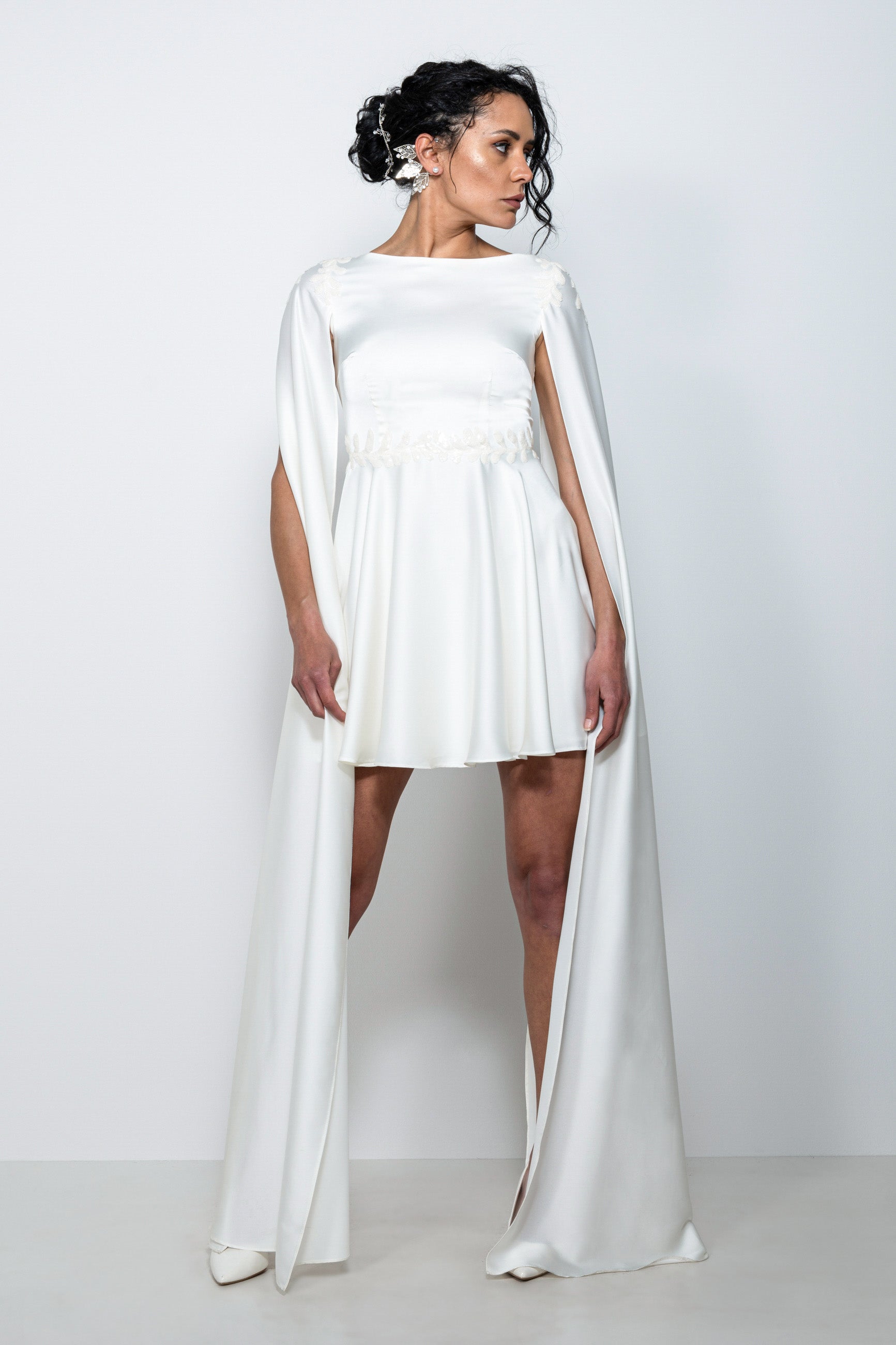 Abito da sposa corto in satin Bonnie con scollo a barchetta e maniche lunghe ad ali, ricami sulle spalle.