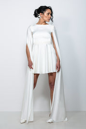 Abito da sposa corto in satin Bonnie con scollo a barchetta e maniche lunghe ad ali, ricami sulle spalle.