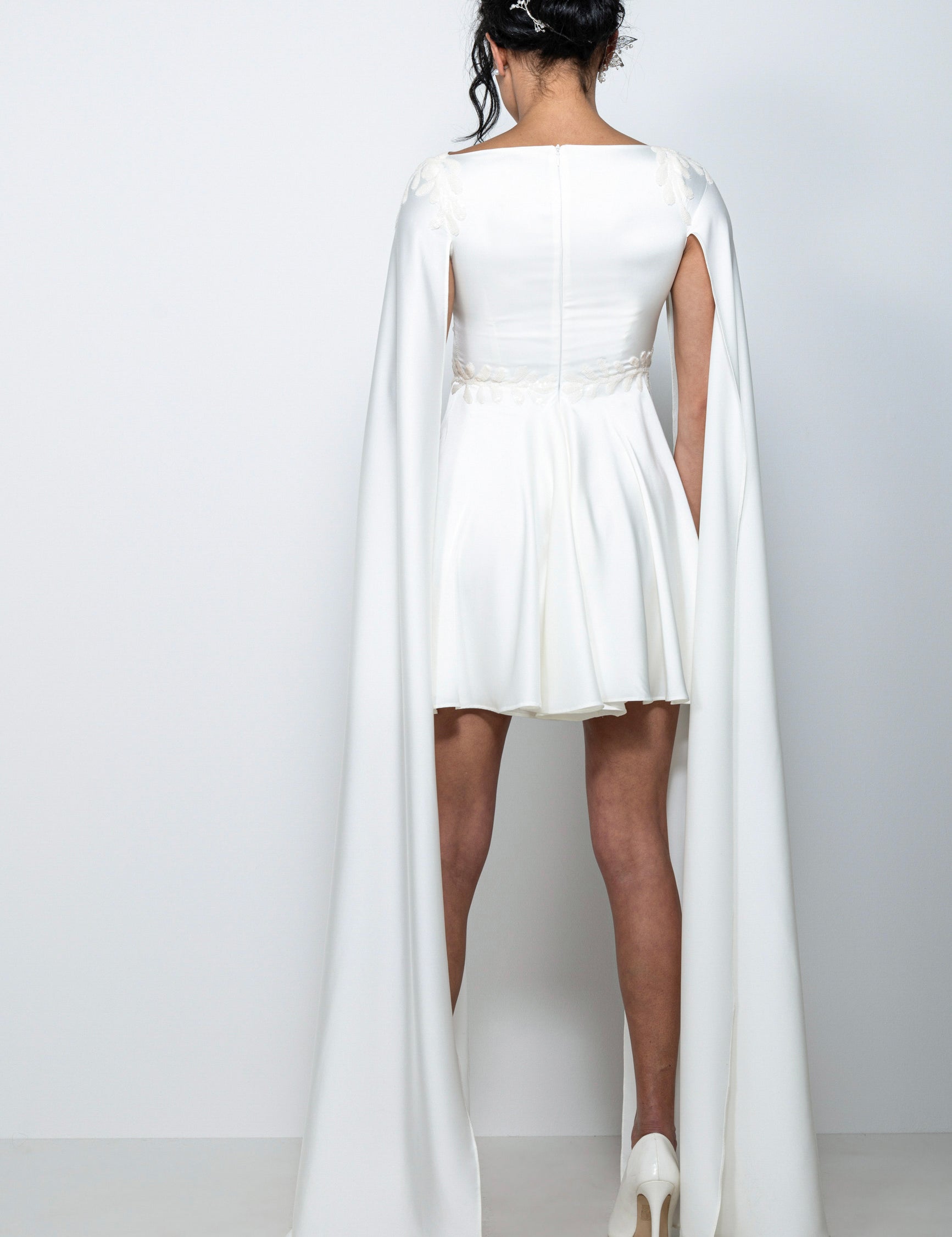 Abito da sposa corto in satin Bonnie con scollo a barchetta e maniche lunghe ad ali, ricami sulle spalle.