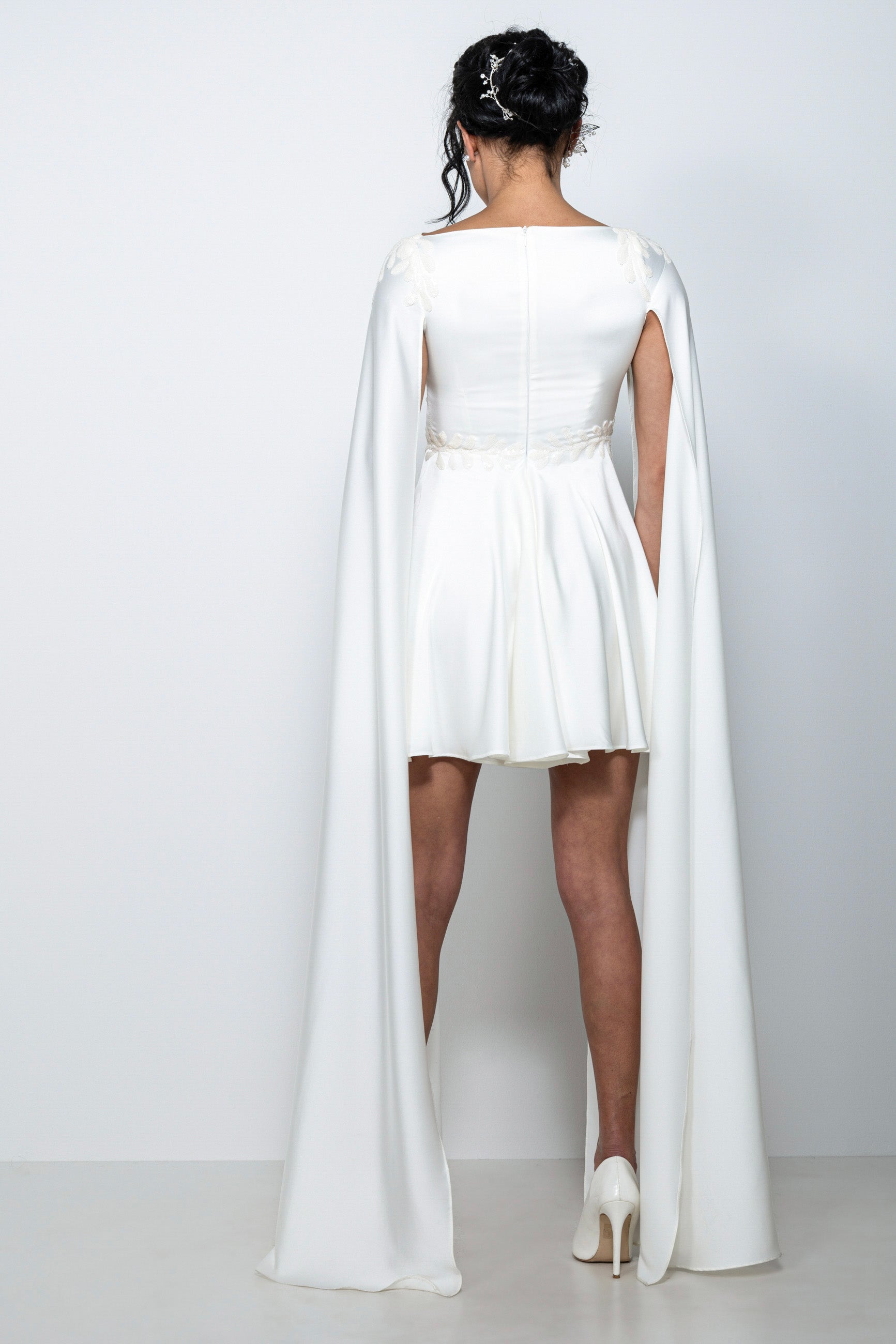 Abito da sposa corto in satin Bonnie con scollo a barchetta e maniche lunghe ad ali, ricami sulle spalle.