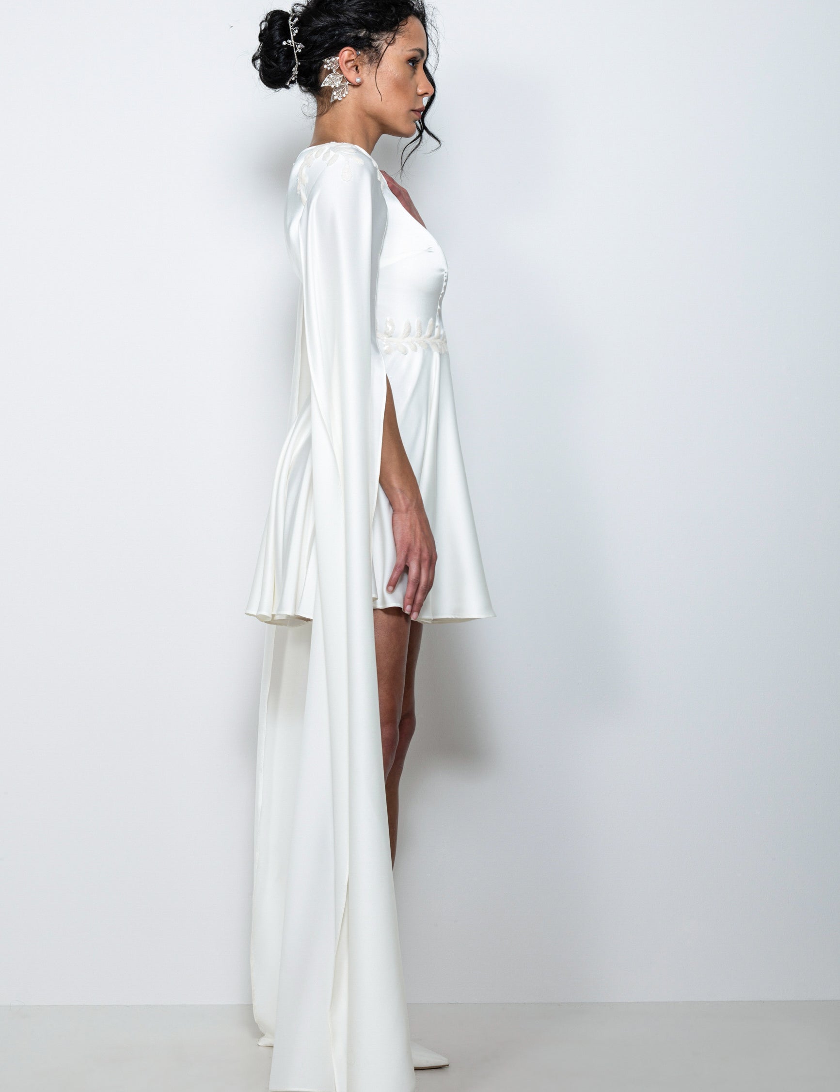 Abito da sposa corto in satin Bonnie con scollo a barchetta e maniche lunghe ad ali, ricami sulle spalle.