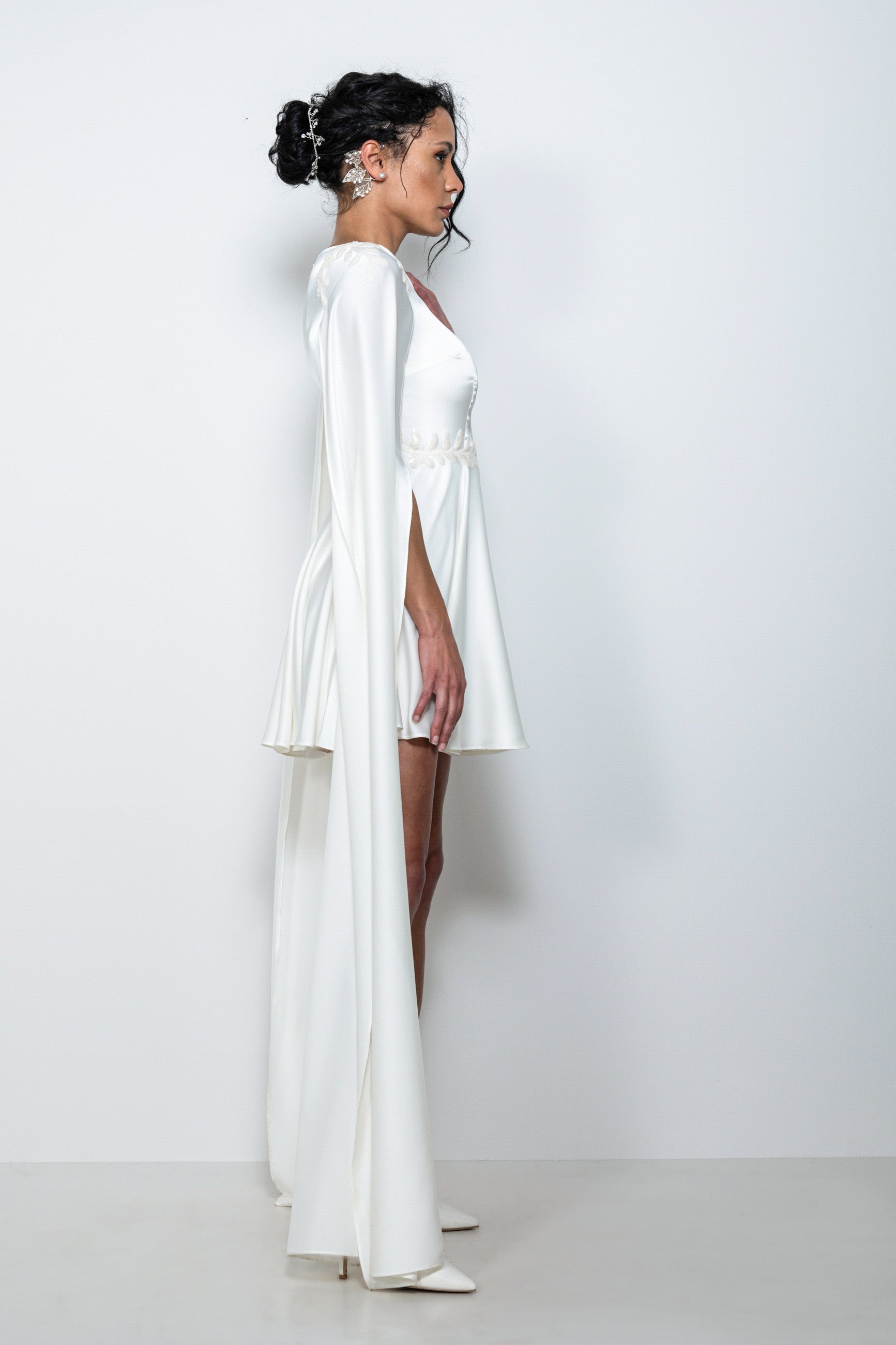 Abito da sposa corto in satin Bonnie con scollo a barchetta e maniche lunghe ad ali, ricami sulle spalle.