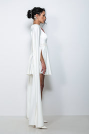Abito da sposa corto in satin Bonnie con scollo a barchetta e maniche lunghe ad ali, ricami sulle spalle.