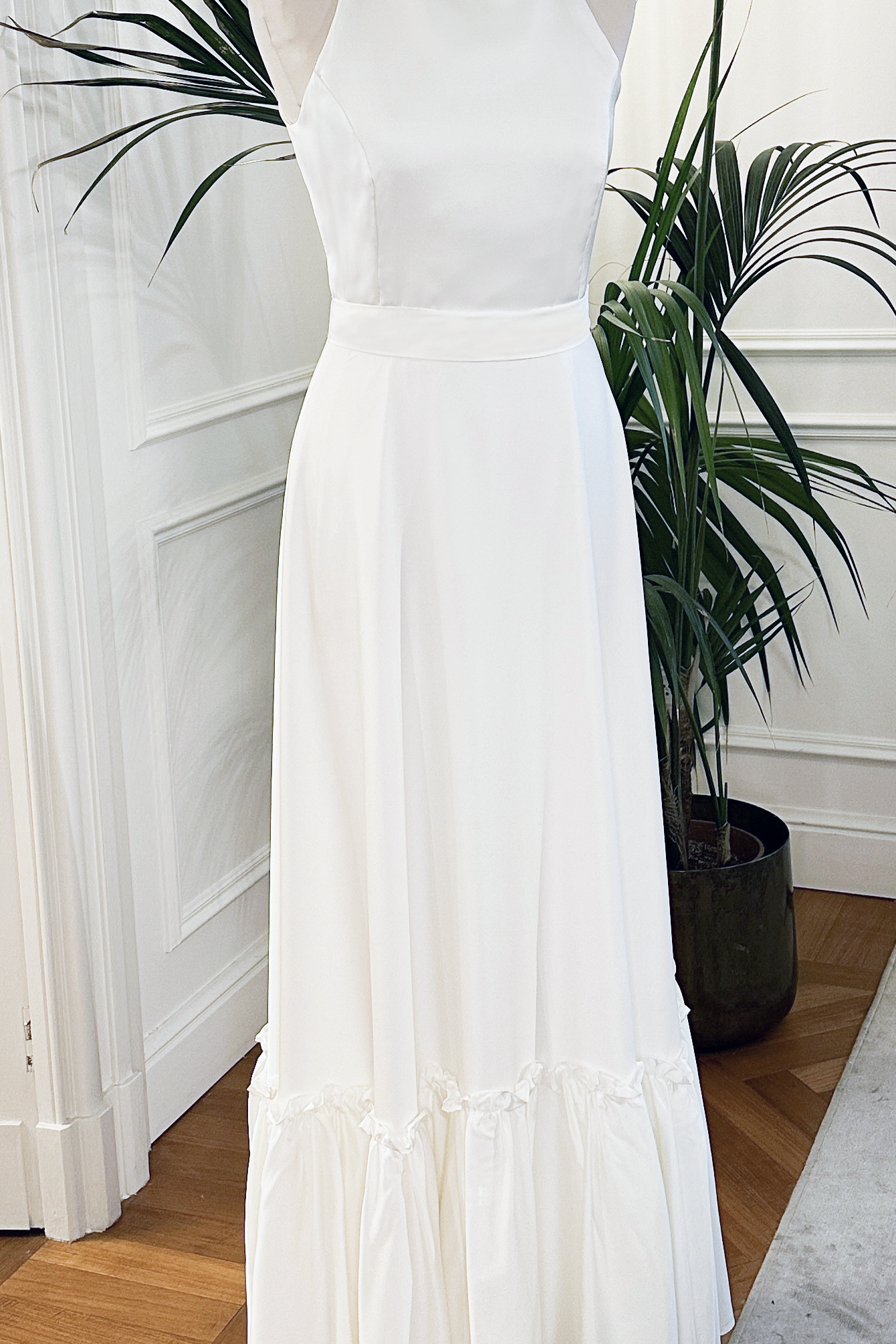 Abito da sposa in satin perlato bianco “Lisa” con scollo all’americana e gonna a ruota – Sofia Provera Atelier