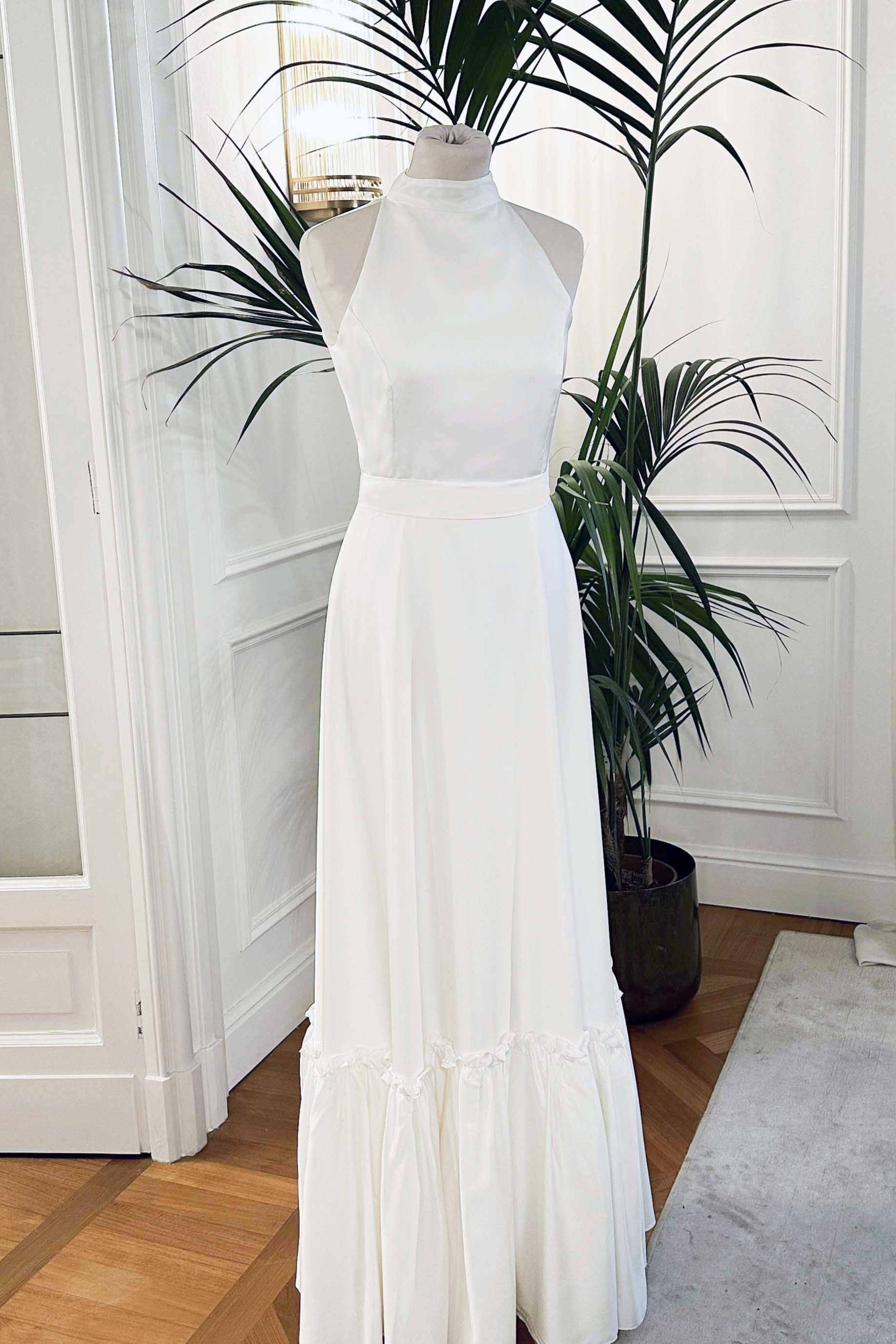 Abito da sposa in satin perlato bianco “Lisa” con scollo all’americana e gonna a ruota – Sofia Provera Atelier