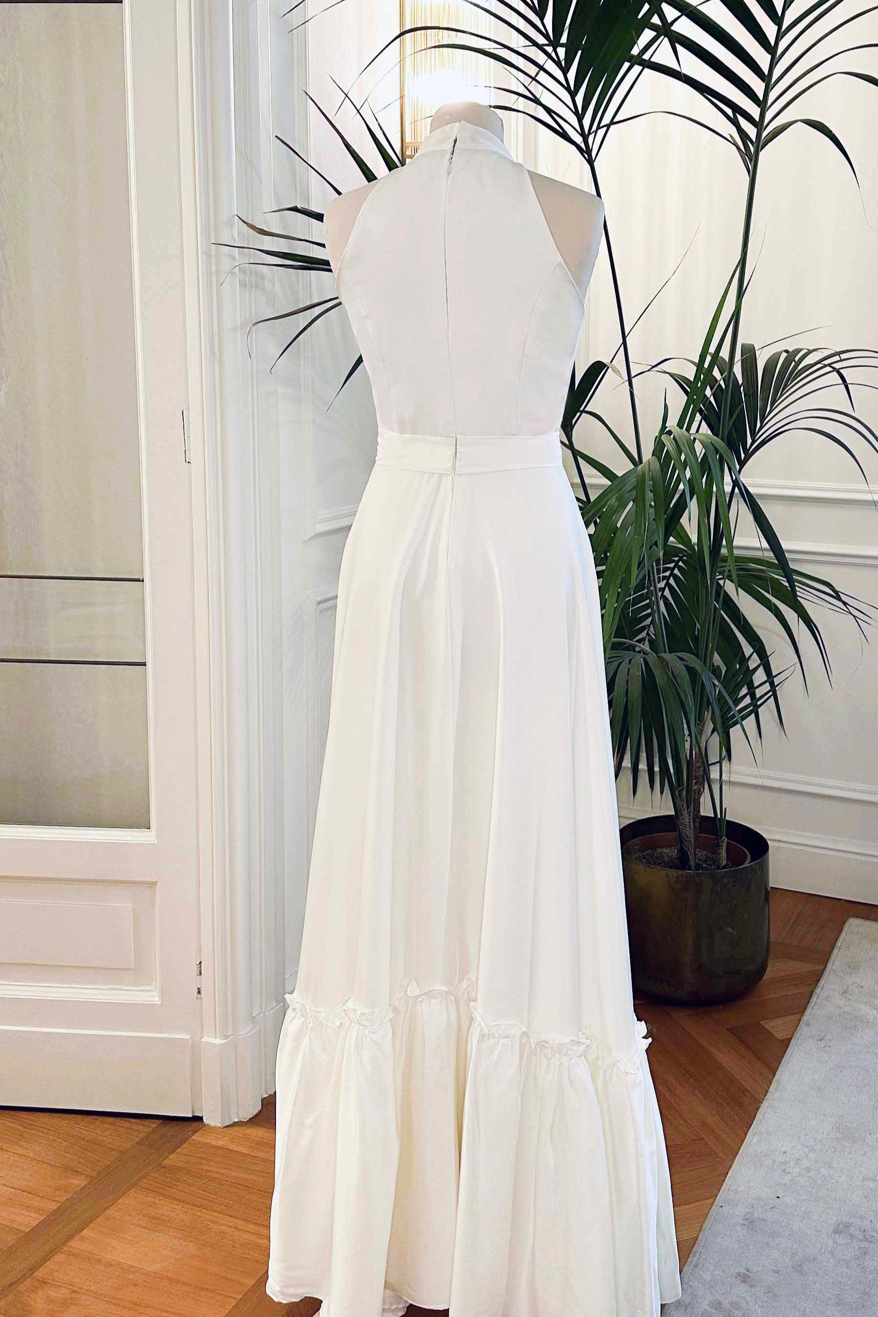 Abito da sposa in satin perlato bianco “Lisa” con scollo all’americana e gonna a ruota – Sofia Provera Atelier