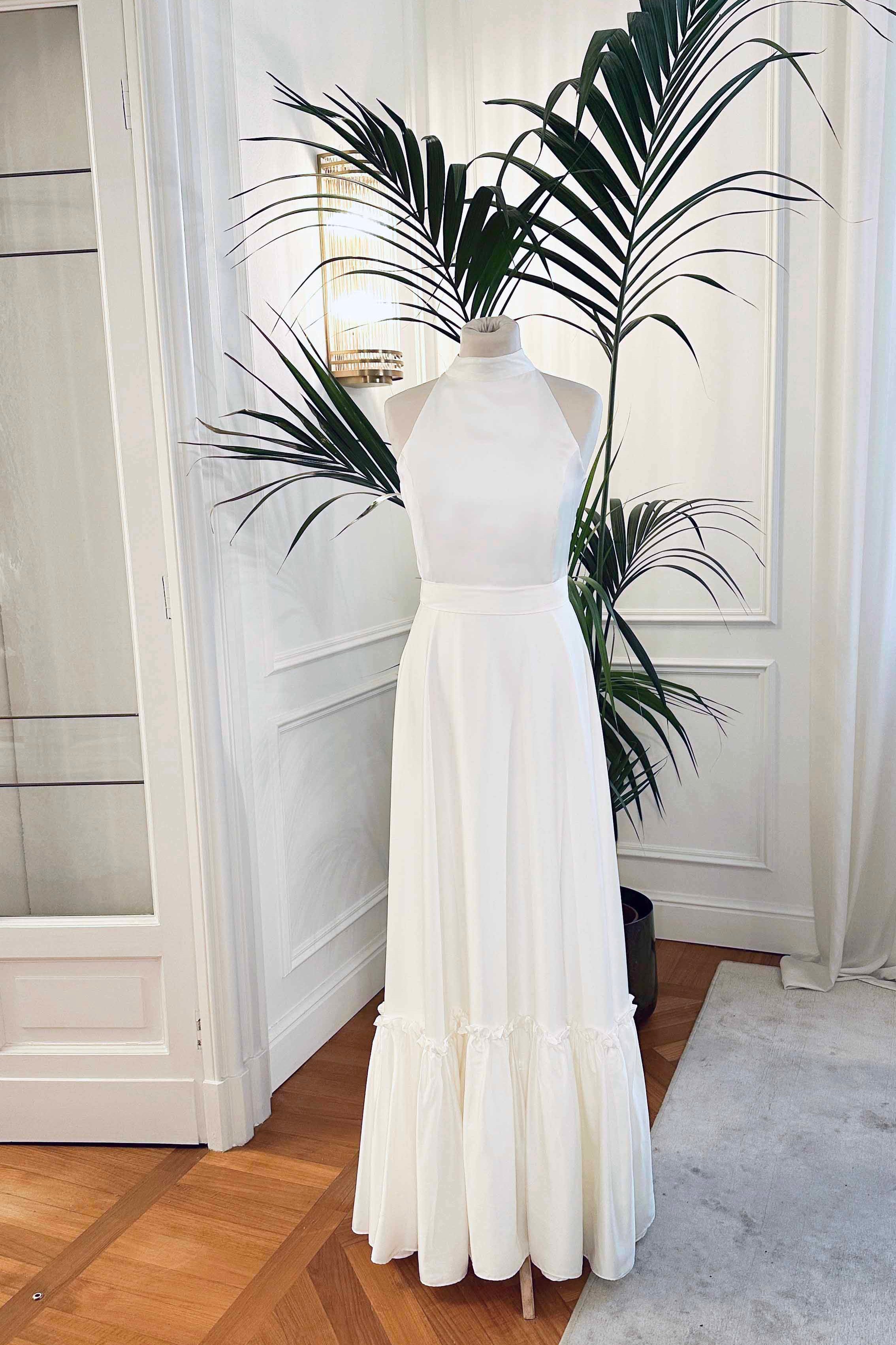 Abito da sposa in satin perlato bianco “Lisa” con scollo all’americana e gonna a ruota – Sofia Provera Atelier