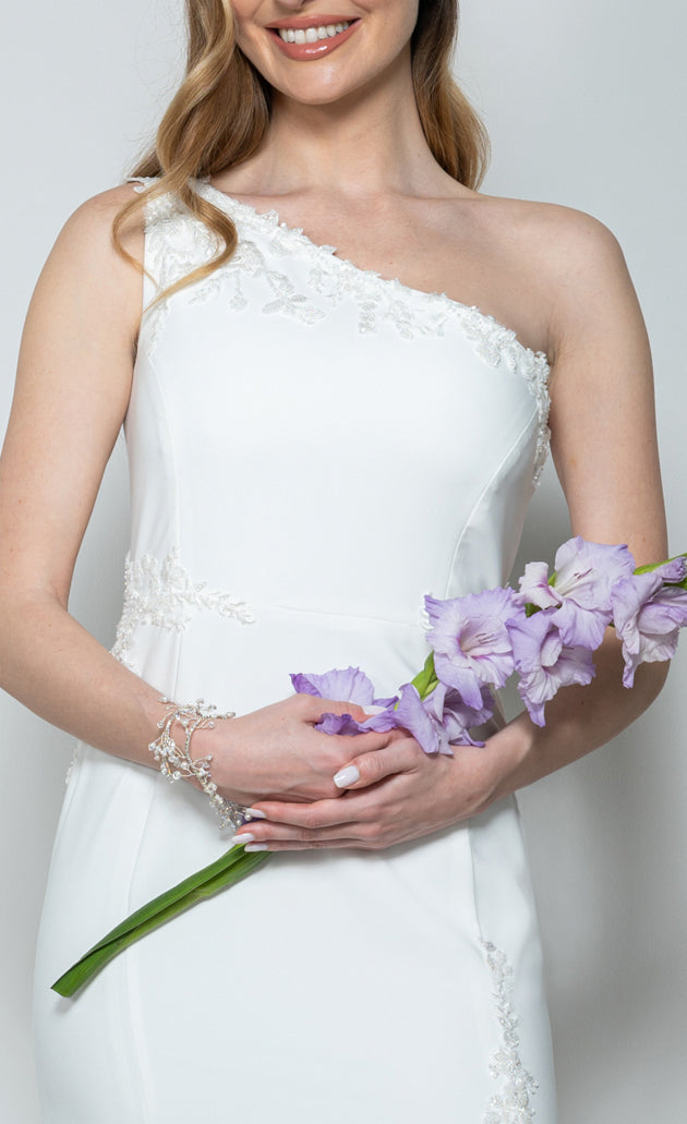 Abito da sposa moderno a sirena bianco caldo con scollo asimmetrico – Sofia Provera Atelier
