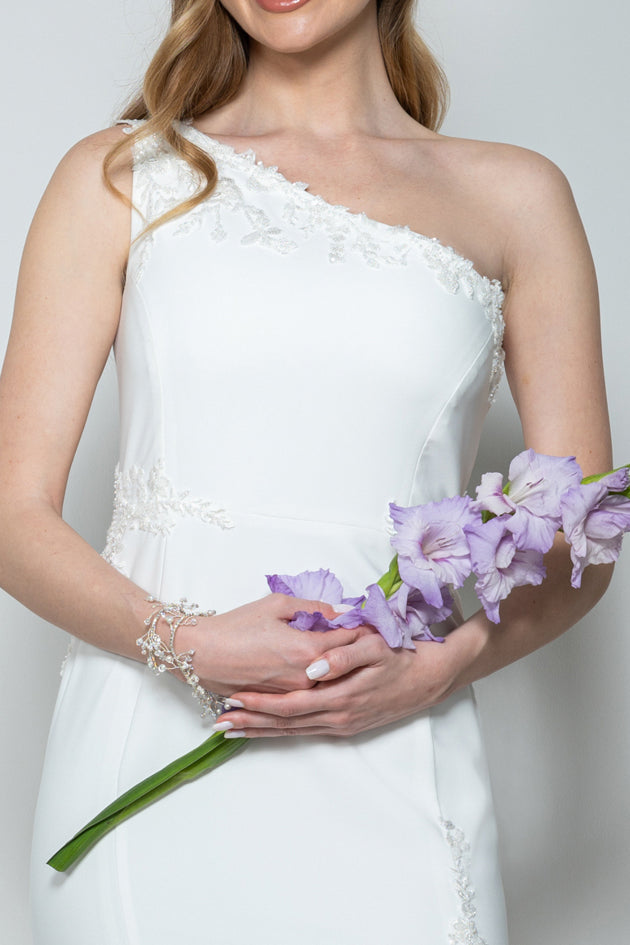Abito da sposa moderno a sirena bianco caldo con scollo asimmetrico – Sofia Provera Atelier