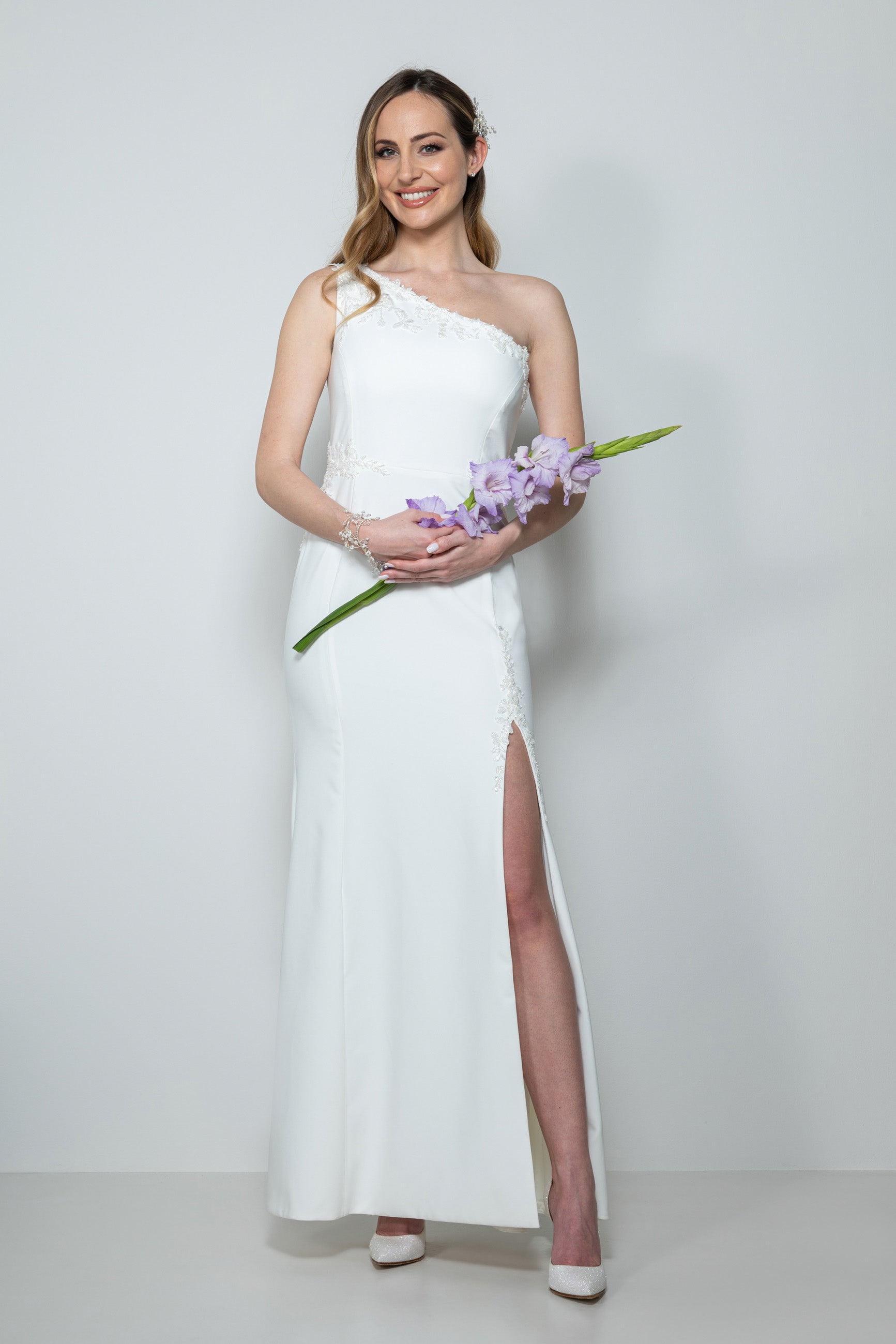 Abito da sposa moderno a sirena bianco caldo con scollo asimmetrico – Sofia Provera Atelier