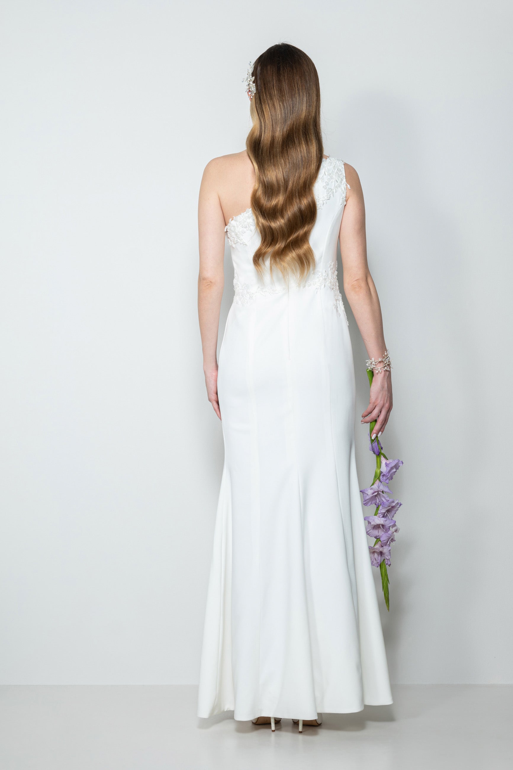 Abito da sposa moderno a sirena bianco caldo con scollo asimmetrico – Sofia Provera Atelier