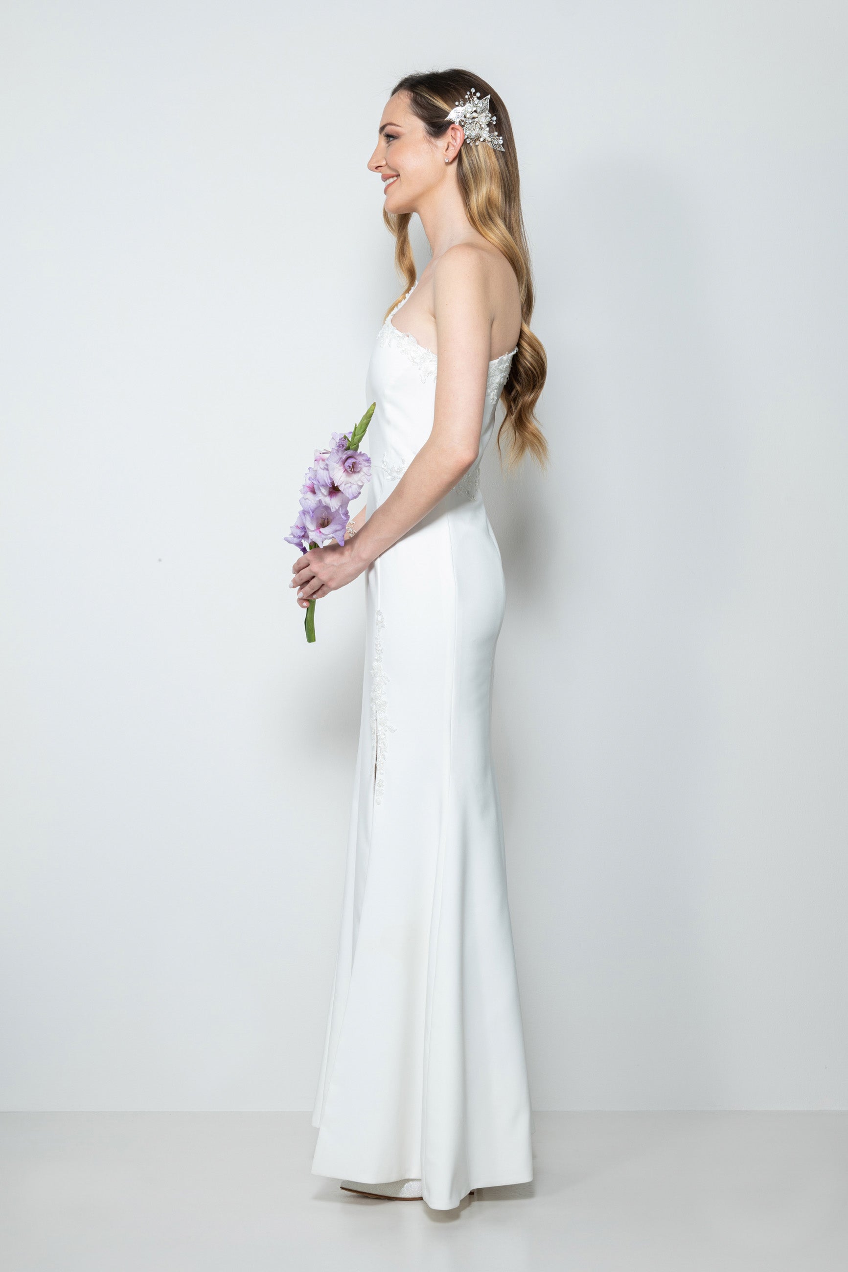 Abito da sposa moderno a sirena bianco caldo con scollo asimmetrico – Sofia Provera Atelier