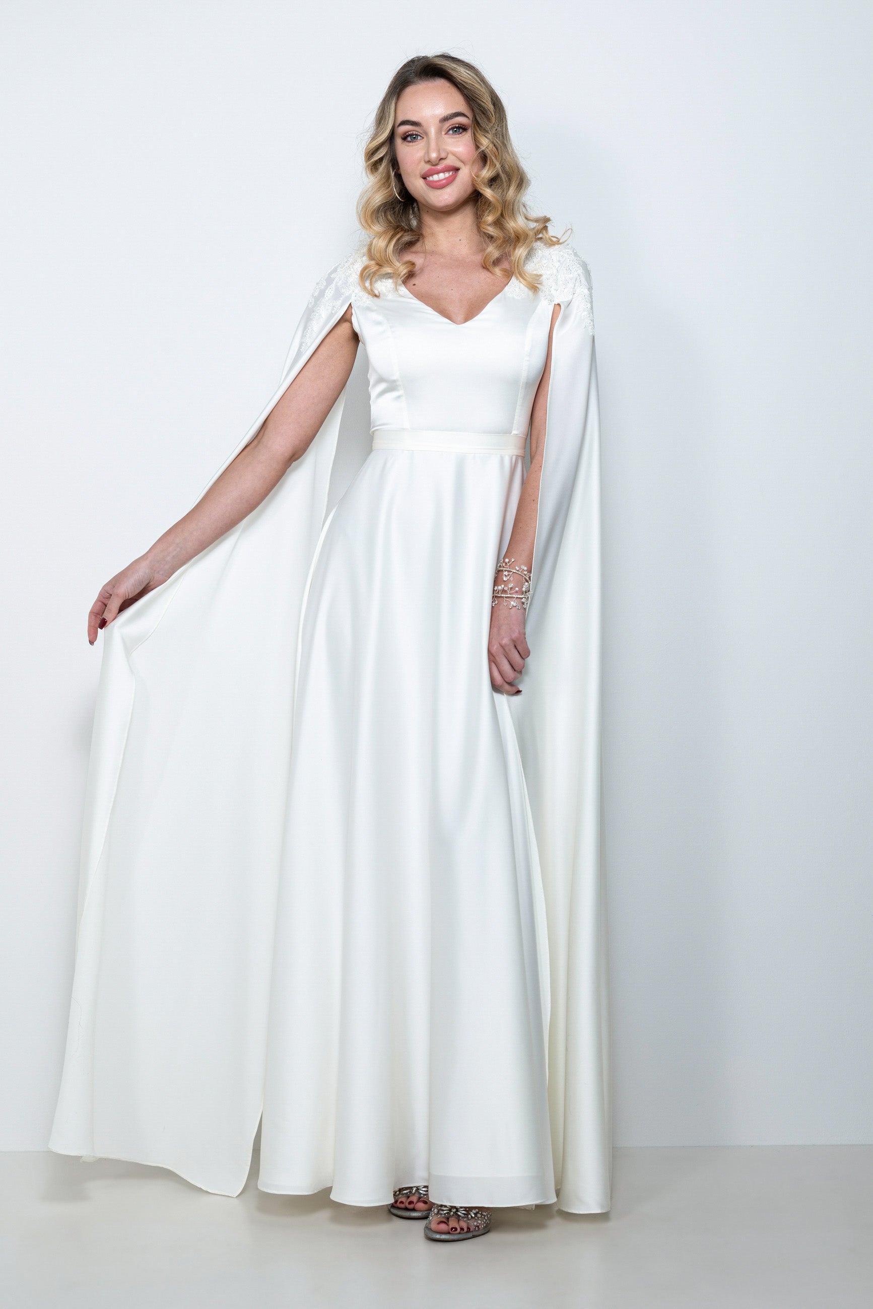 Abito da sposa lungo in satin bianco con maniche ad ali e dettagli ricamati – Sofia Provera Atelier