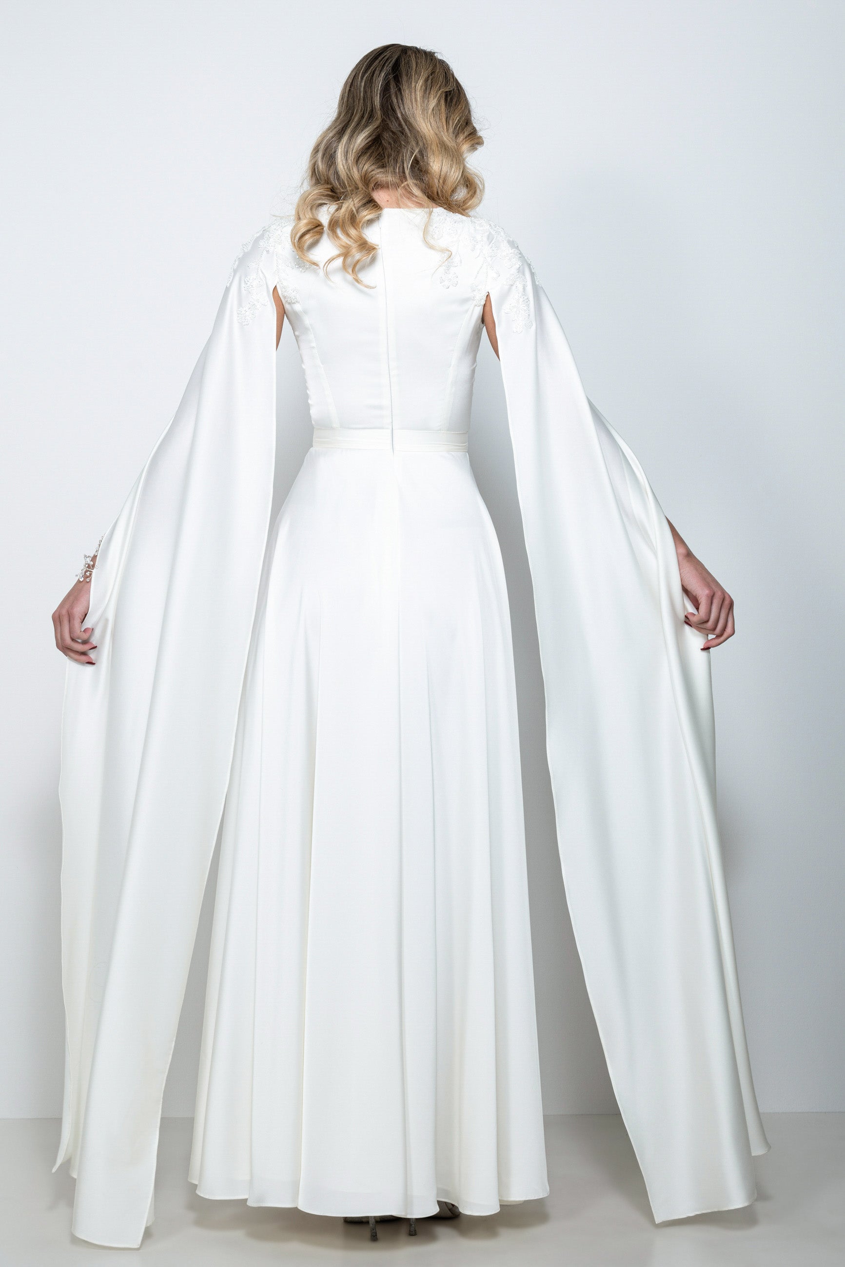 Abito da sposa lungo in satin bianco con maniche ad ali e dettagli ricamati – Sofia Provera Atelier