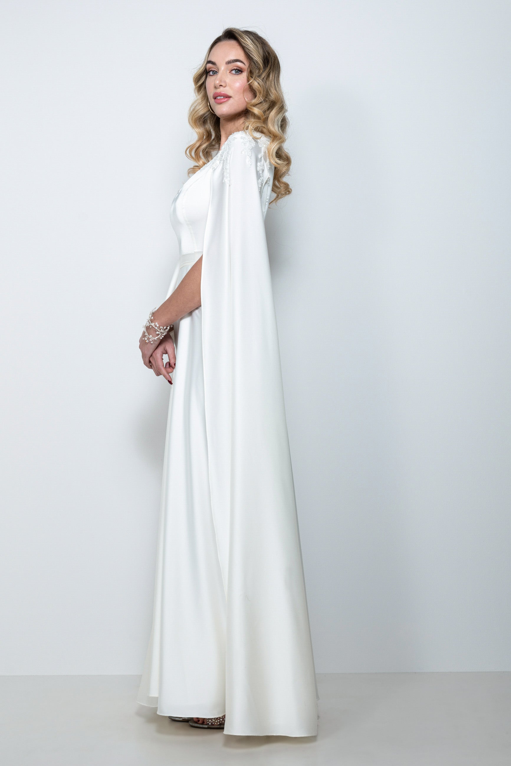 Abito da sposa lungo in satin bianco con maniche ad ali e dettagli ricamati – Sofia Provera Atelier