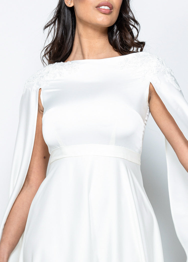 Abito da sposa lungo in satin con maniche ad ali e ricami sulle spalle – Sofia Provera Atelier