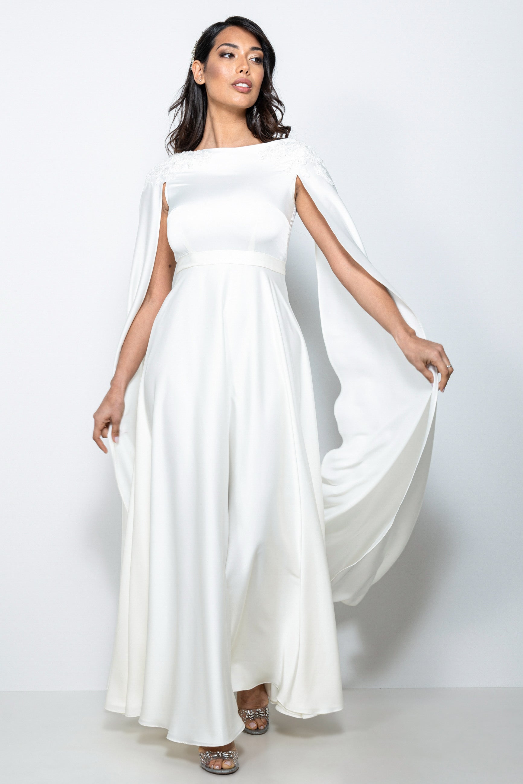 Abito da sposa lungo in satin con maniche ad ali e ricami sulle spalle – Sofia Provera Atelier
