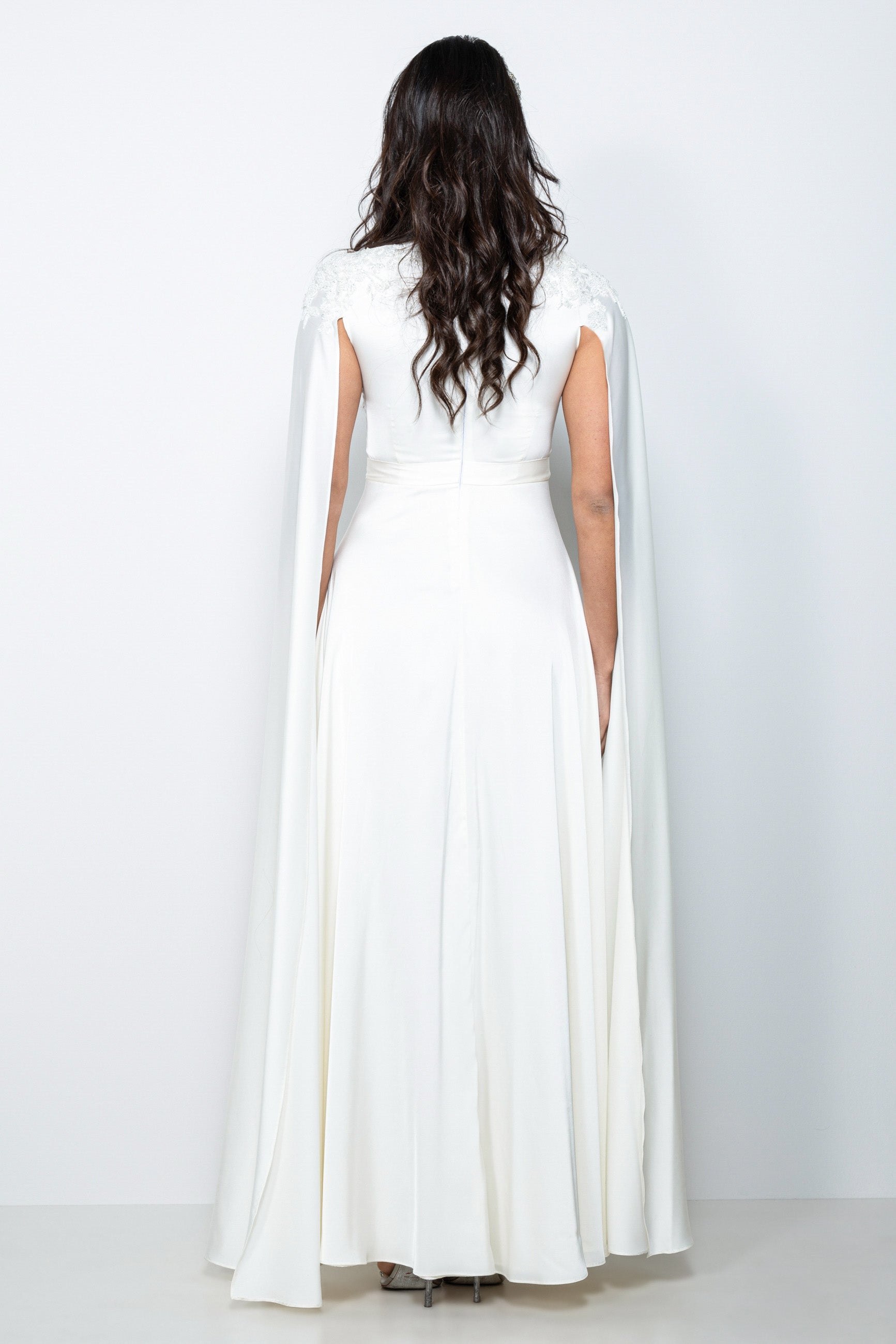 Abito da sposa lungo in satin con maniche ad ali e ricami sulle spalle – Sofia Provera Atelier